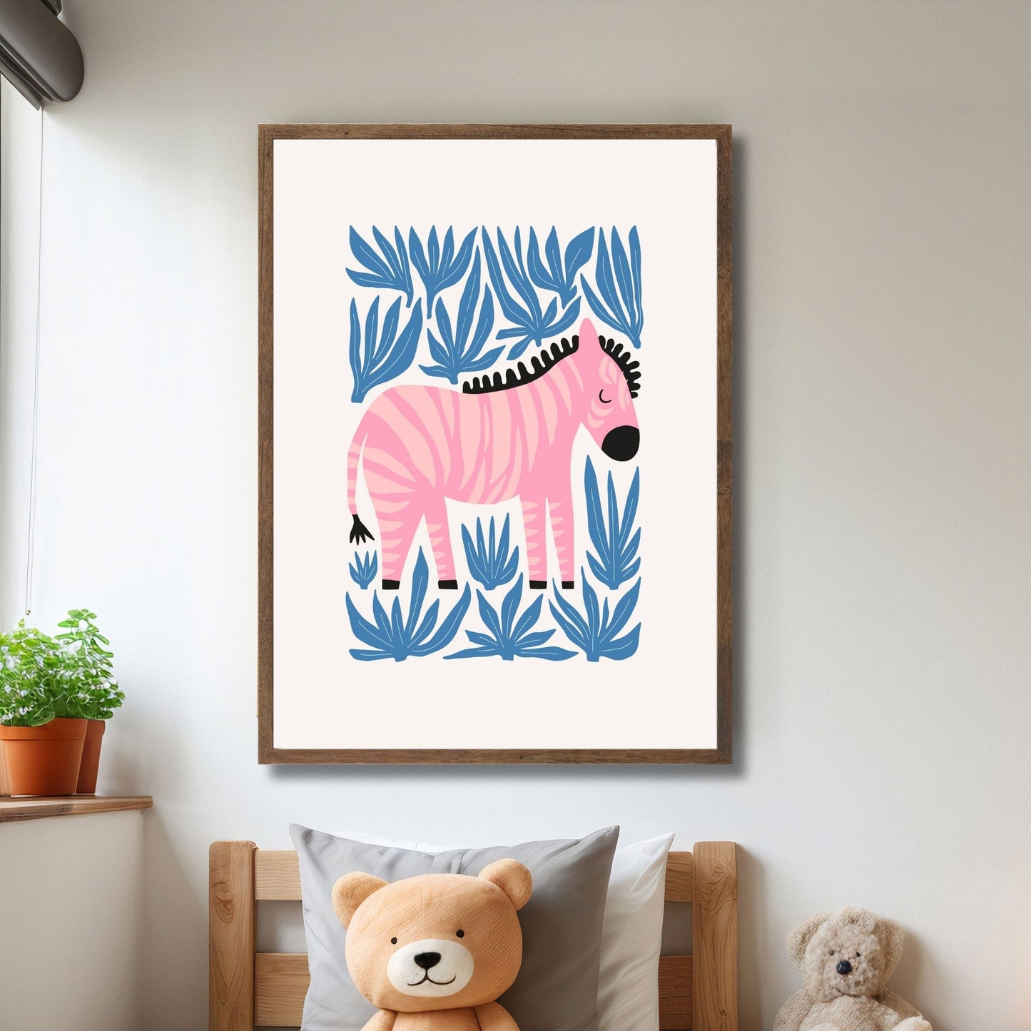 "Rosa Zebra Blått Bladverk Plakat" er en morsom og annerledes barneplakat med en søt, rosa sebra omgitt av blå blader. Illustrasjon viser plakat i ramme.