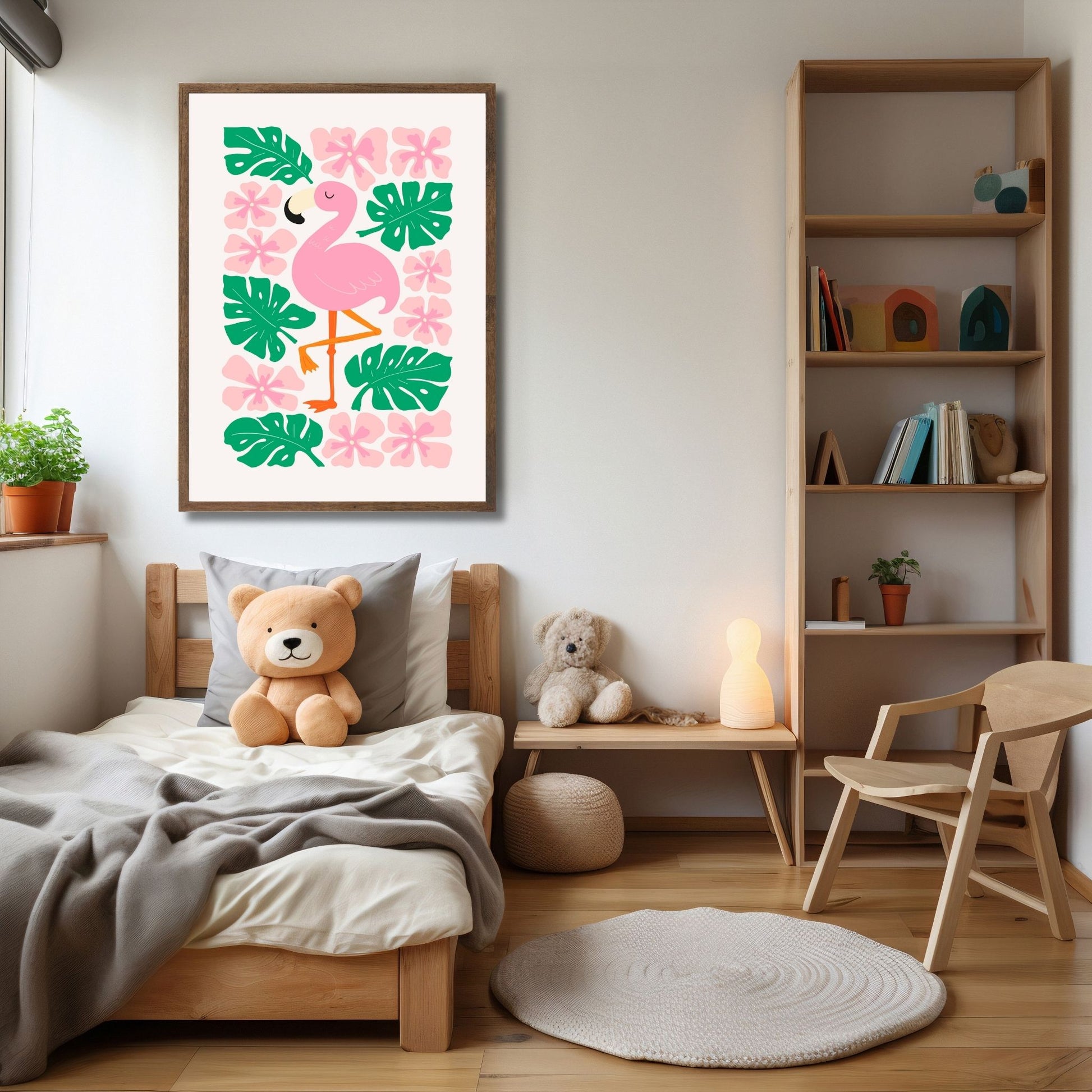 "Rosa Flamingo Plakat" bringer en tropisk atmosfære til barnerommet med sin søte flamingo omgitt av rosa og grønne planter. Illustrasjon viser plakat i ramme.