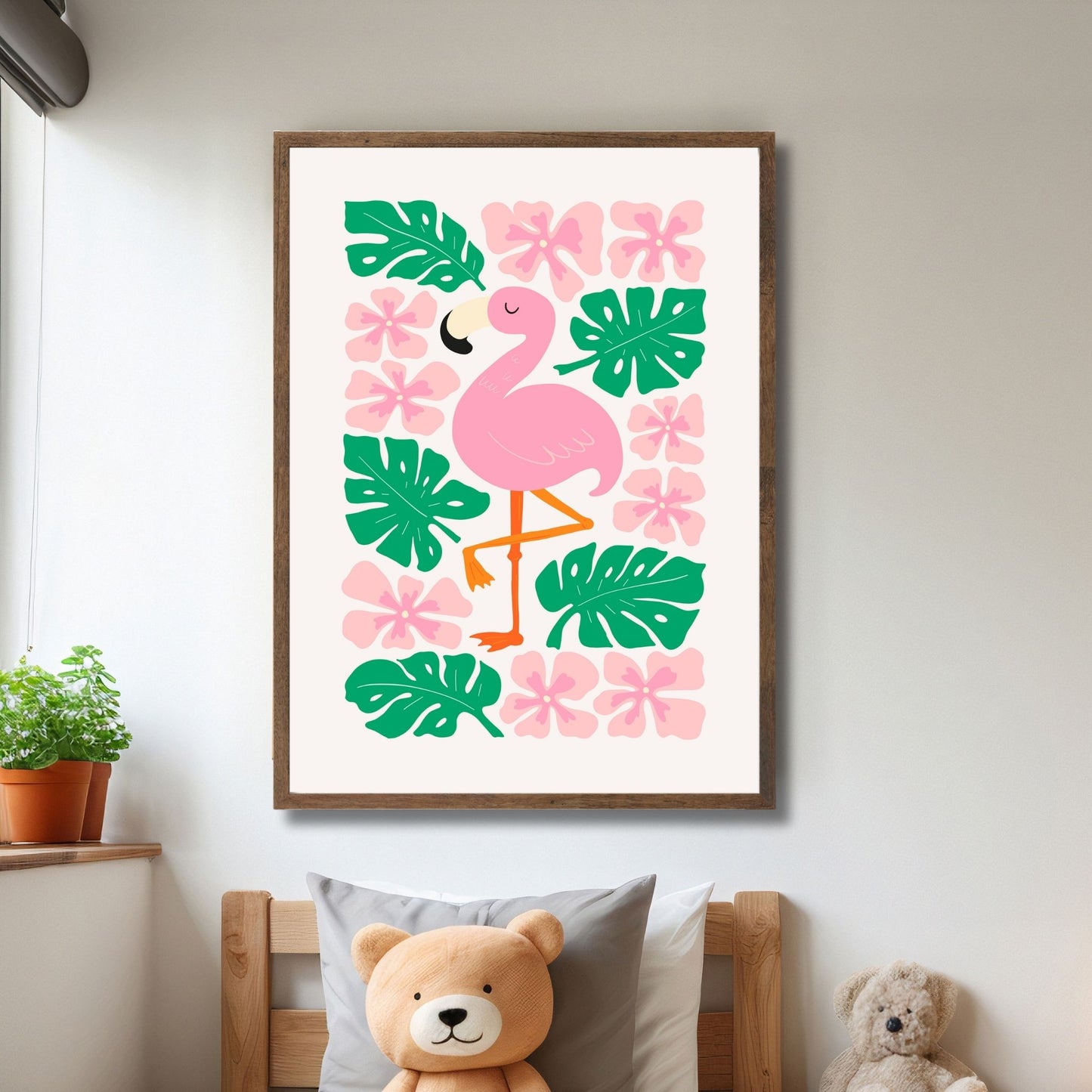 "Rosa Flamingo Plakat" bringer en tropisk atmosfære til barnerommet med sin søte flamingo omgitt av rosa og grønne planter. Illustrasjon viser plakat i ramme.