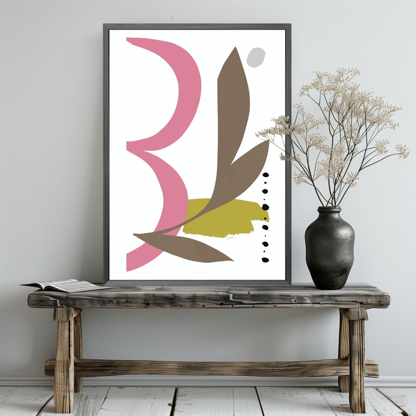 «Abstract Organic" plakatserie med 10 ulike motiv å velge mellom, bringer en følelse av ro og naturlig eleganse til ethvert rom. Hvert motiv i serie er utformet med organisk inspirasjon og hovedfargene burgunder, beige, brun, oker og sort. Illustrasjonen viser plakat i grå ramme ,