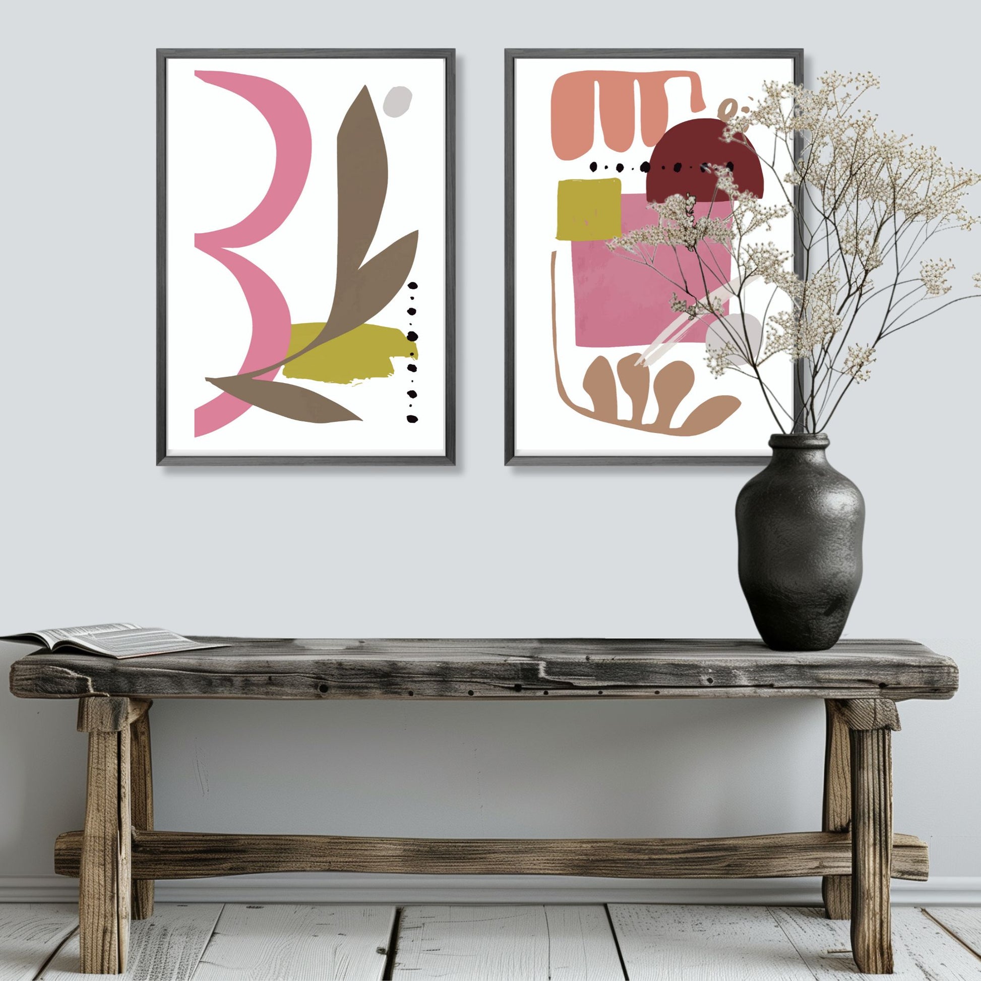 «Abstract Organic" plakatserie med 10 ulike motiv å velge mellom, bringer en følelse av ro og naturlig eleganse til ethvert rom. Hvert motiv i serie er utformet med organisk inspirasjon og hovedfargene burgunder, beige, brun, oker og sort. Illustrasjonen viser plakat no10 og no3 i grå ramme som henger ved siden av hverandre.