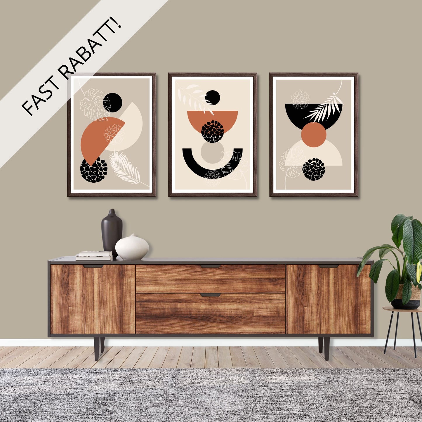 Abstract Shapes serie i sort, beige, rust og hvite fargenyanser. Fås som plakat og lerret. Illustrasjonen viser serien no1 på en vegg i brune rammer.