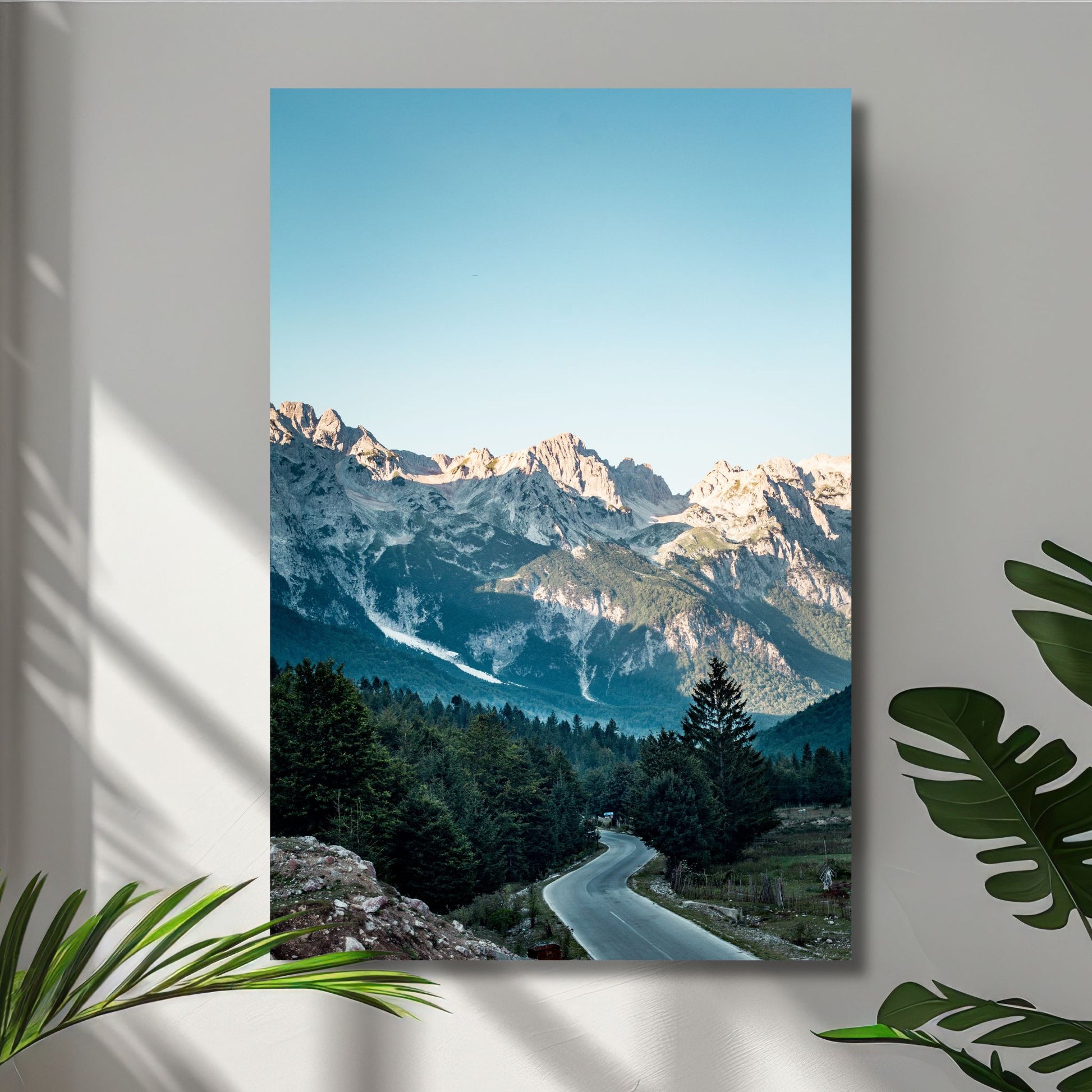 Motivet fra Valbona Valley National Park i Albania viser et majestetisk fjellandskap med høye topper som strekker seg mot en krystallklar, blå himmel. Illustrasjonsfoto visrt motivet på lerret.