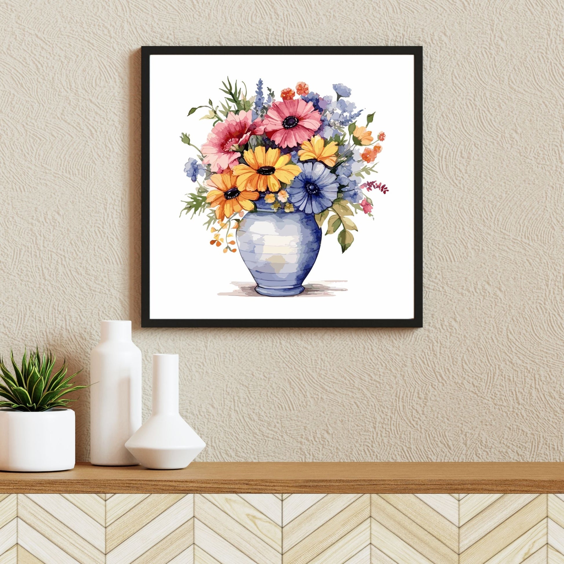 Vår "Blomster i vase" plakat og lerret er kunstnerisk utformet med grafiske illustrasjoner i akvarell, som skildrer en fargerik blomsterbukett i vase.  Illustrasjonen viser motivet som plakat i en svart ramme.