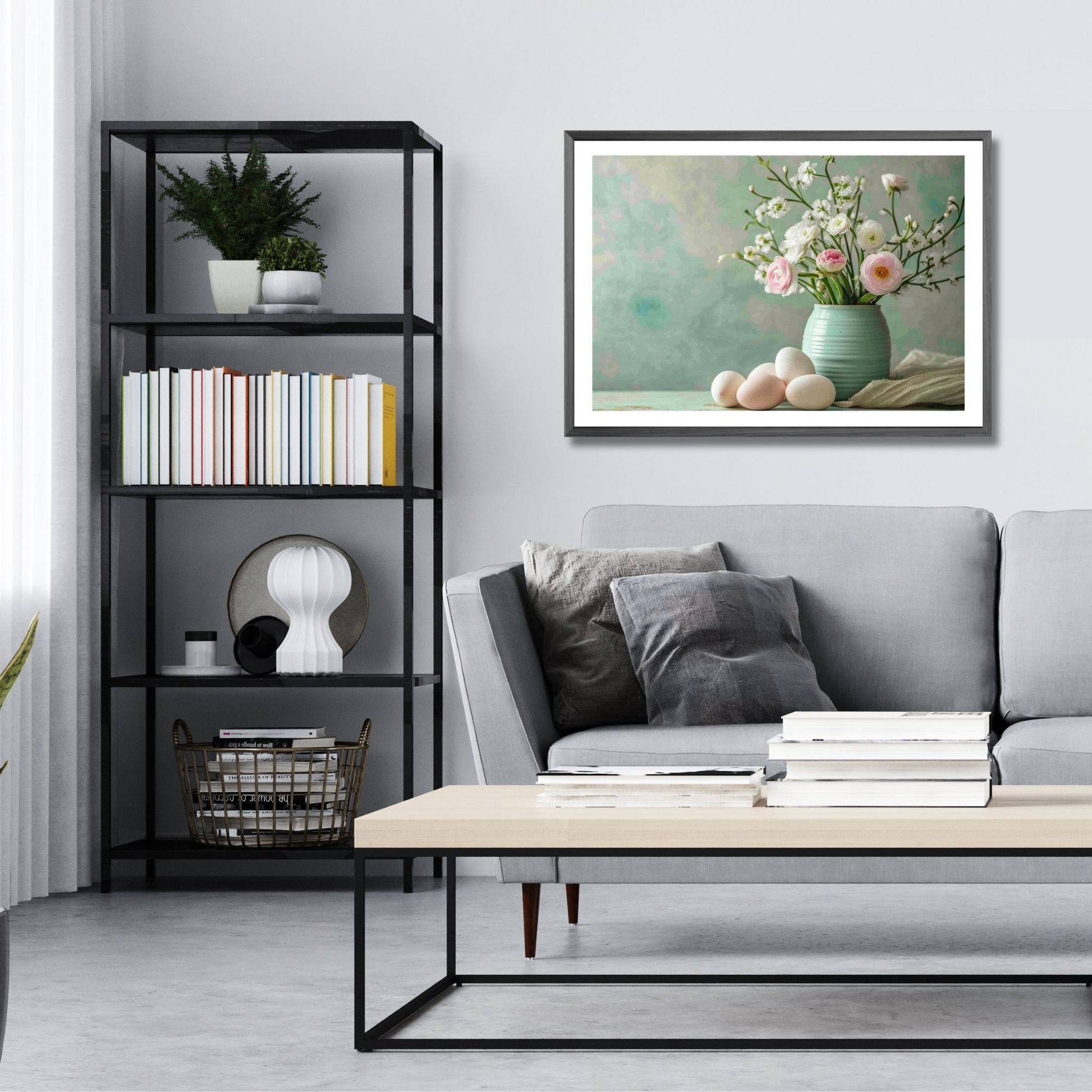 turkis vase fylt med delikate hvite og rosa blomster, perfekt supplert av flere hvite og rosa påskeegg som ligger ved siden av. Illustrasjonsfoto som viser plakat i horisontalt format i ramme over en sofa.