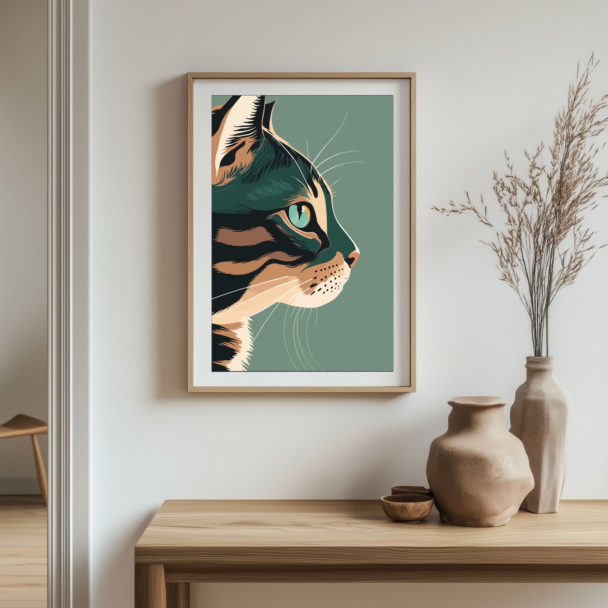 Denne kunstneriske illustrasjonen viser en tigerstripet katt i profil, med intense blågrønne øyne og vakre kontraster mellom varme jordtoner og dype skygger. Illustrasjonen viser plakat i eik ramme.