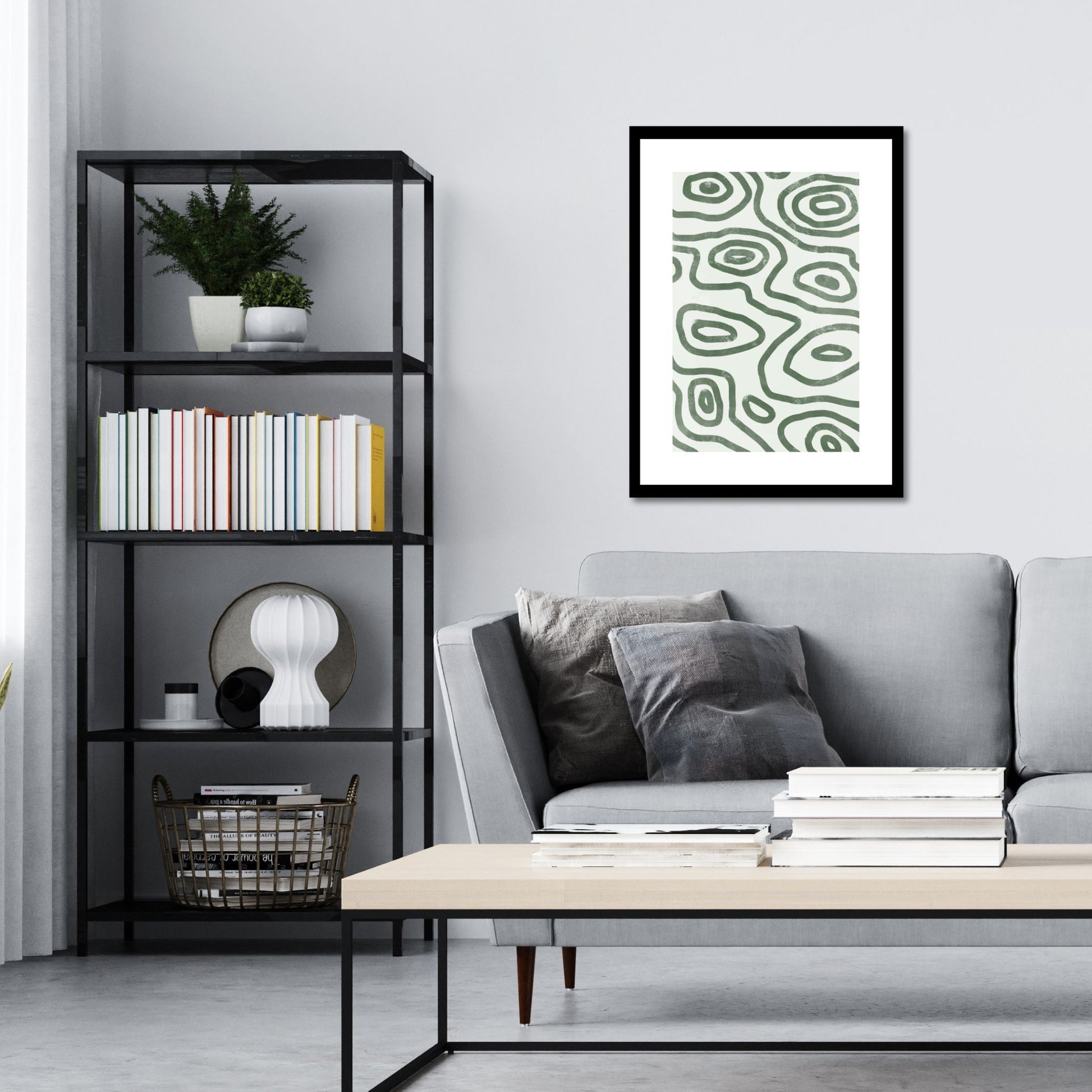 Green Abstract plakat. Med sine beroligende grønne toner og sofistikerte design, tilfører denne plakaten en følelse av ro og harmoni til ethvert rom. Illustrasjonen viser plakat i sort ramme på en vegg over en sofa.