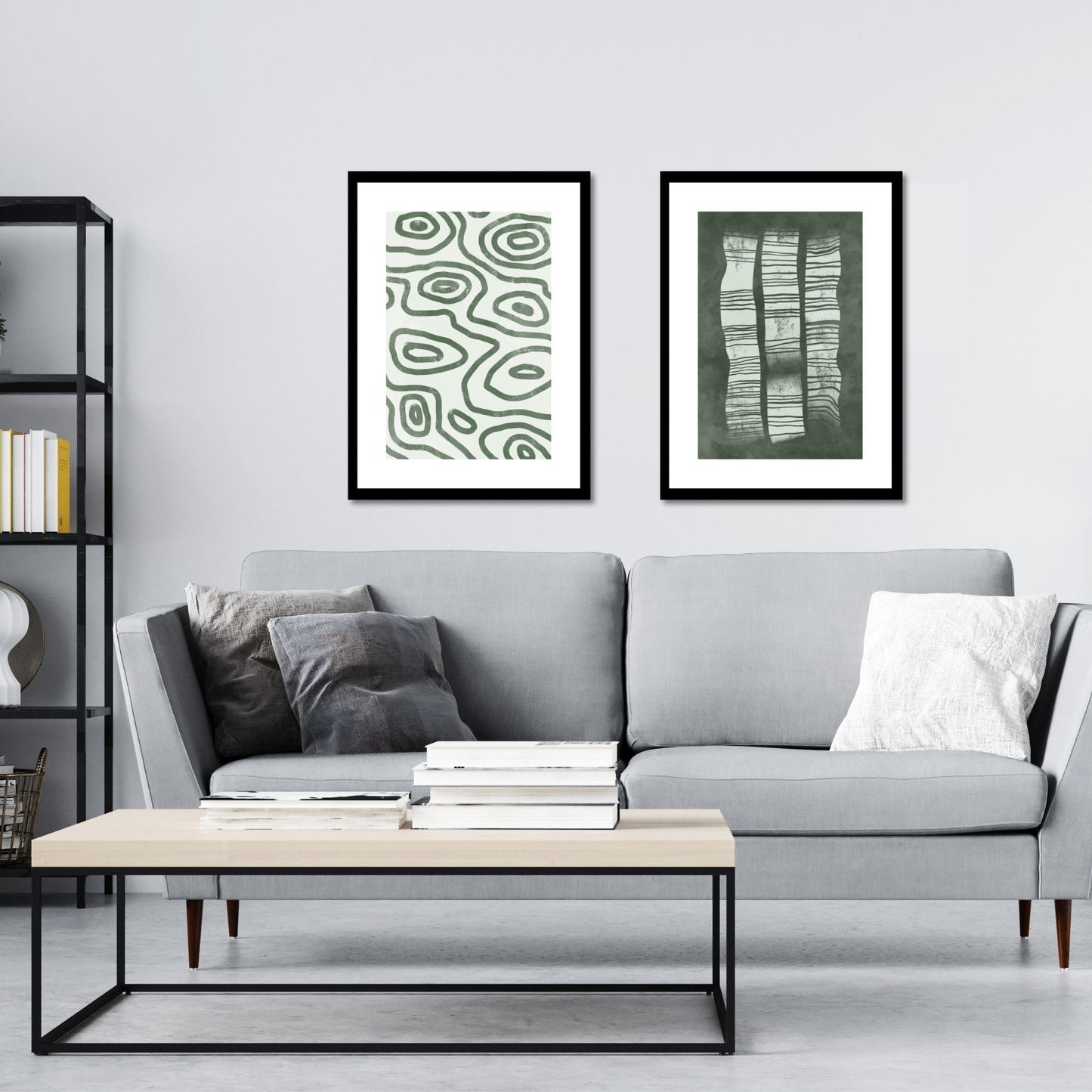 Green Abstract plakat. Med sine beroligende grønne toner og sofistikerte design, tilfører denne plakaten en følelse av ro og harmoni til ethvert rom. Illustrasjonen viser plakat No1 og No2 i sort ramme på en vegg over en sofa.