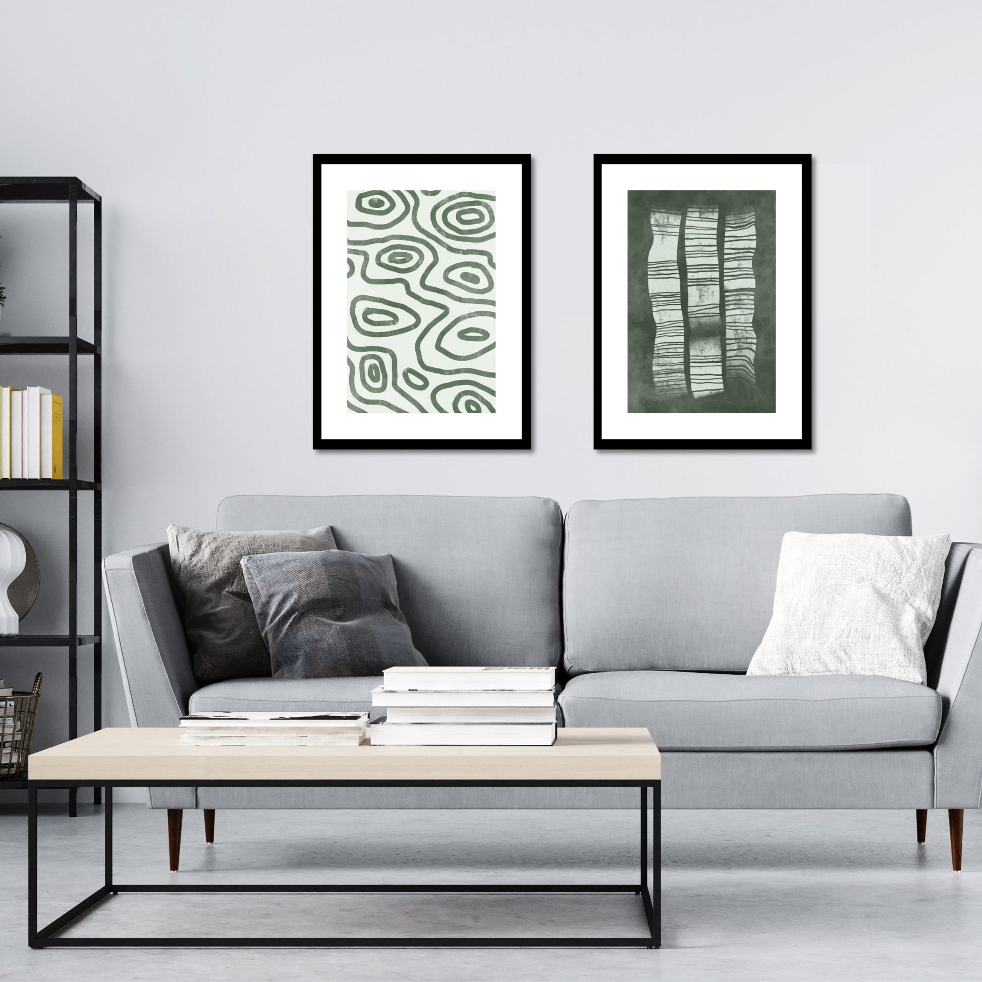 Green Abstract plakat. Med sine beroligende grønne toner og sofistikerte design, tilfører denne plakaten en følelse av ro og harmoni til ethvert rom. Illustrasjonen viser plakat No1 og No2 i sort ramme på en vegg over en sofa.