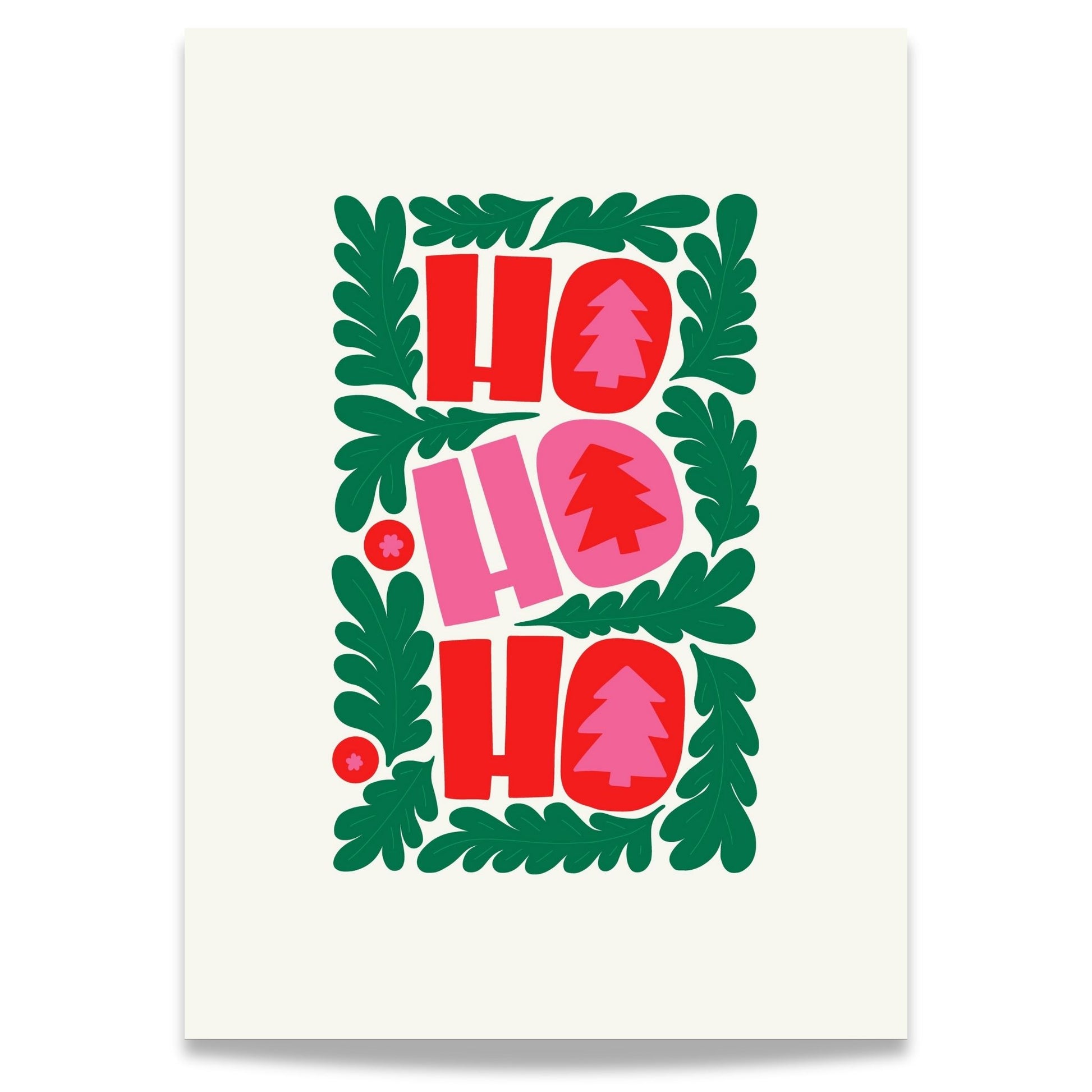 "Ho Ho Ho Jul" er laget for å få frem smil og glede med sin muntre typografi og fargerike dekorasjoner. Den gir en enkel, men effektfull juledekorasjon som passer både i moderne og mer tradisjonelle hjem.