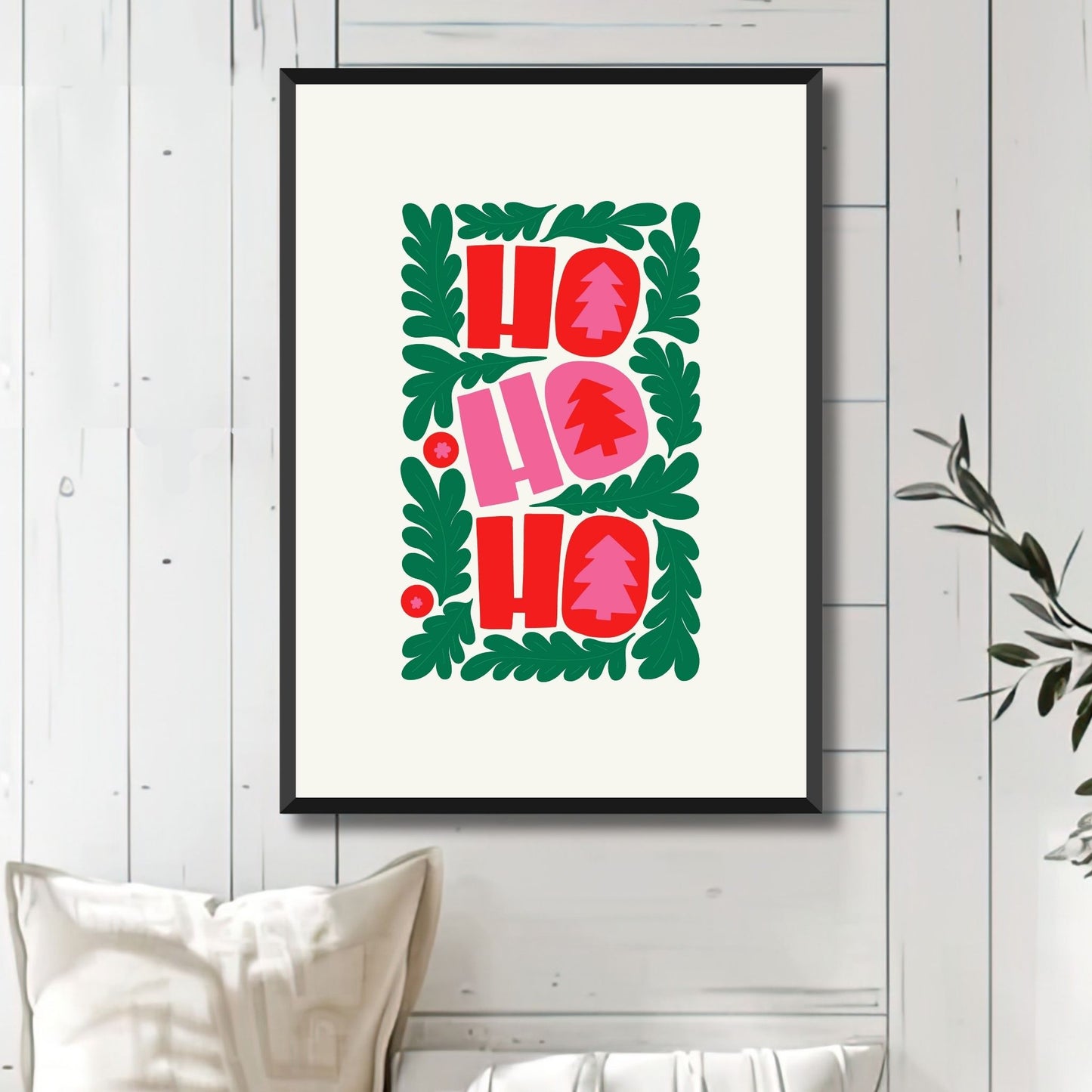 "Ho Ho Ho Jul" er laget for å få frem smil og glede med sin muntre typografi og fargerike dekorasjoner. Den gir en enkel, men effektfull juledekorasjon som passer både i moderne og mer tradisjonelle hjem. Illustrasjonsfoto viser plakat i sort ramme.