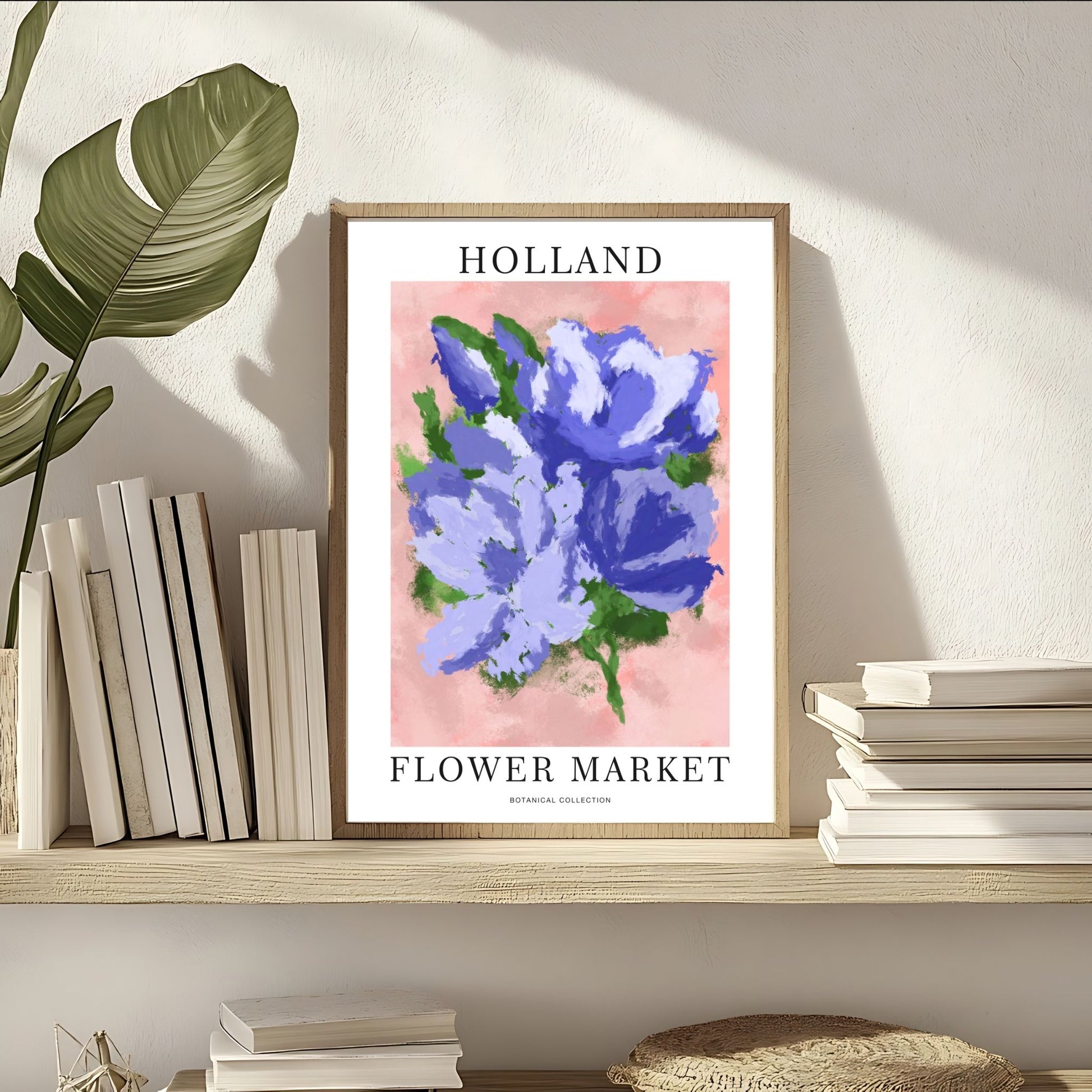 Dette håndmalte motivet med nydelige blå blomster mot en subtil rosa bakgrunn skaper en harmonisk balanse mellom livlighet og ro. Illustrasjon viser plakat i ramme av eik.