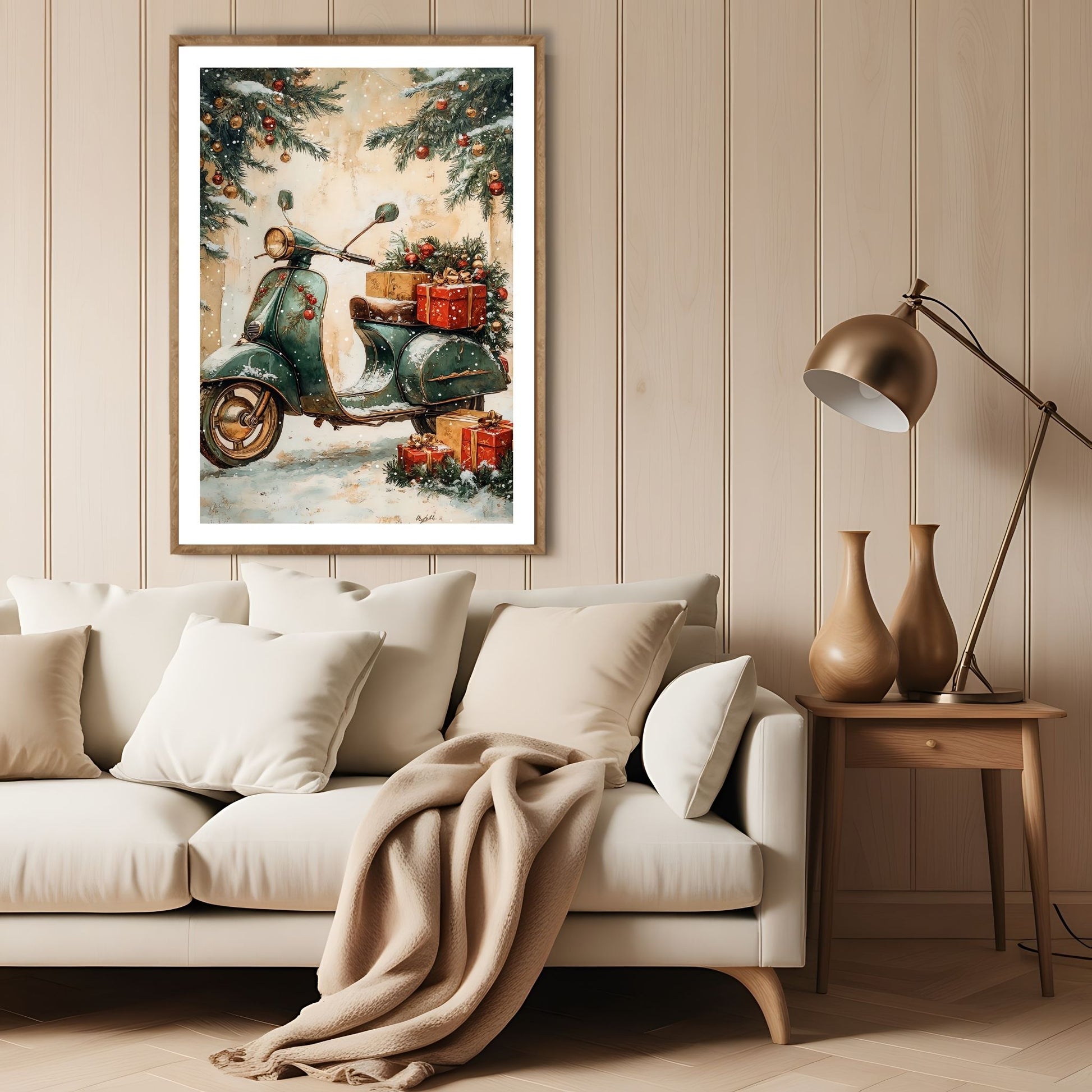 Dette vintage-inspirerte motivet viser en klassisk Vespa fylt med gaver og pyntet med julegrønt, perfekt for å tilføre en festlig atmosfære med en moderne vri. Illustrasjon viser motivet som plakat med hvit kant i lys ramme