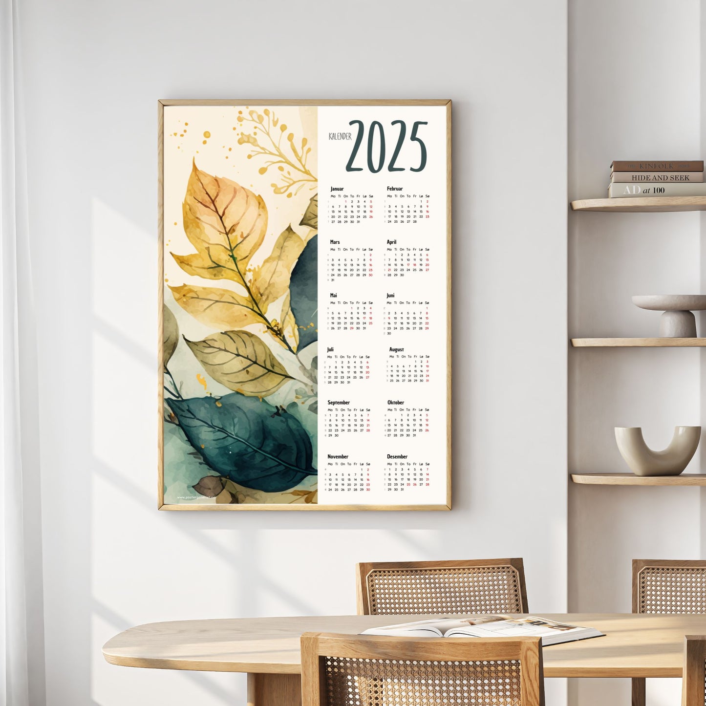 Planlegg året med stil med Kalender 2025! Kalenderen er både funksjonell og dekorativ, og passer perfekt på veggen. Ilustrasjonsfoto viser kalender i lys ramme.