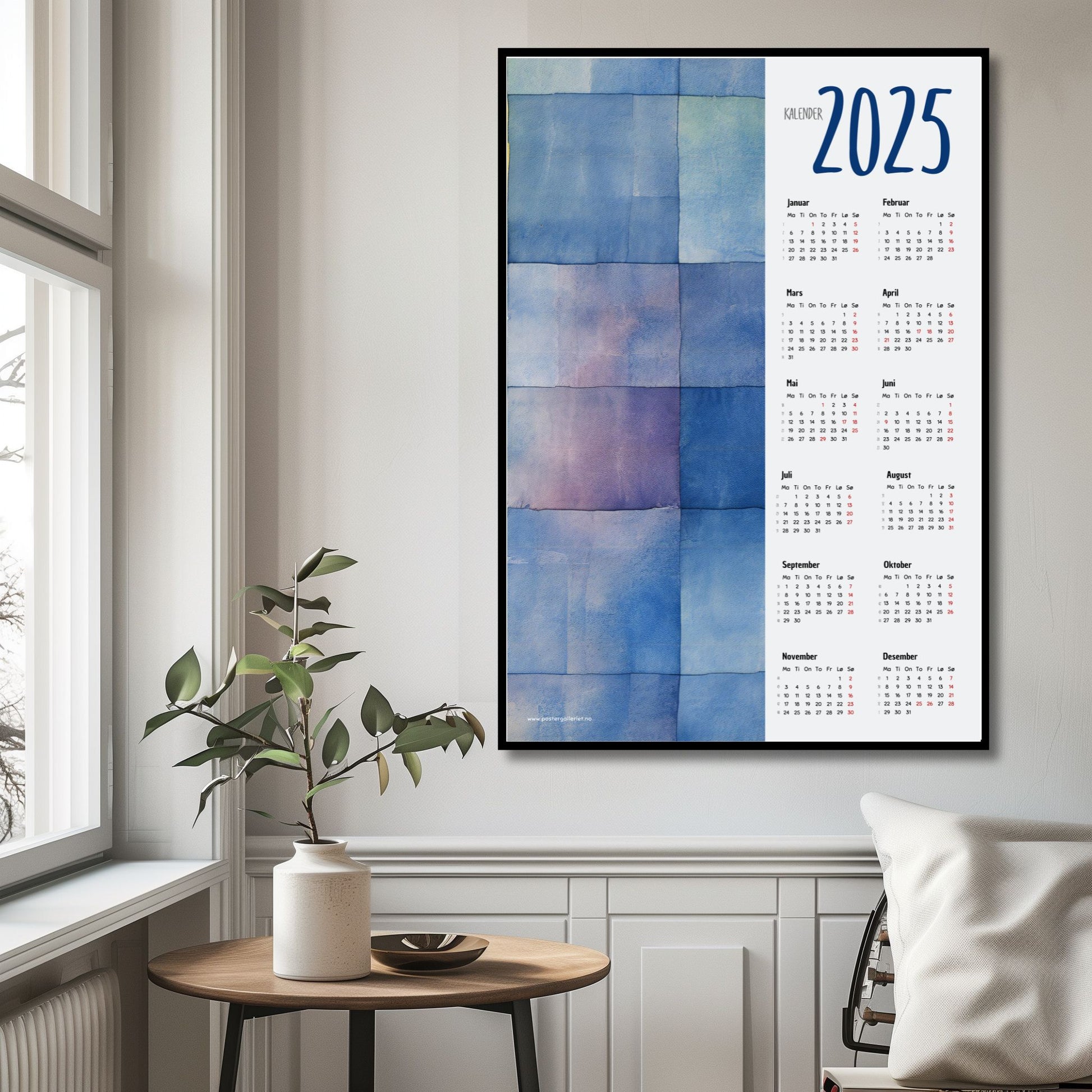 Planlegg året med stil med Kalender 2025! Kalenderen er både funksjonell og dekorativ, og passer perfekt på veggen. Ilustrasjonsfoto viser kalender i mørk ramme.