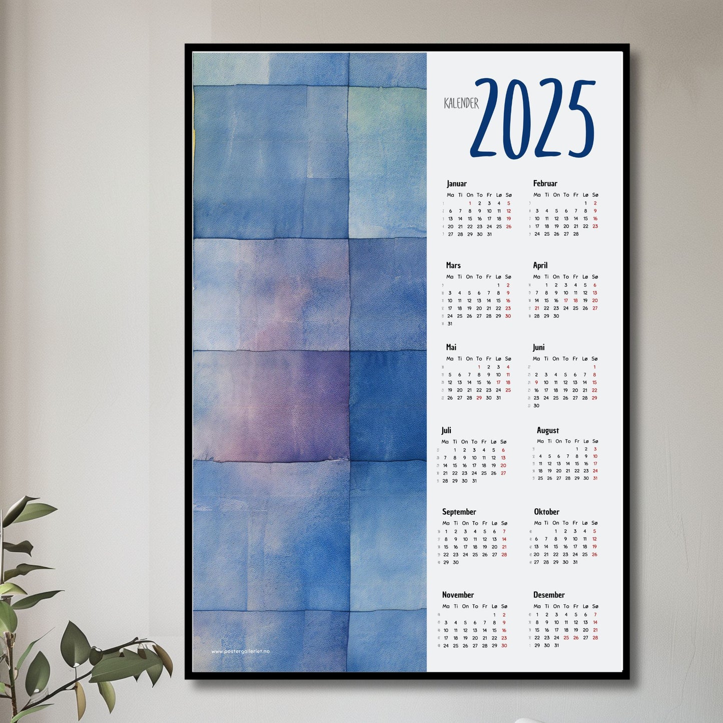 Planlegg året med stil med Kalender 2025! Kalenderen er både funksjonell og dekorativ, og passer perfekt på veggen. Ilustrasjonsfoto viser kalender i mørk ramme.