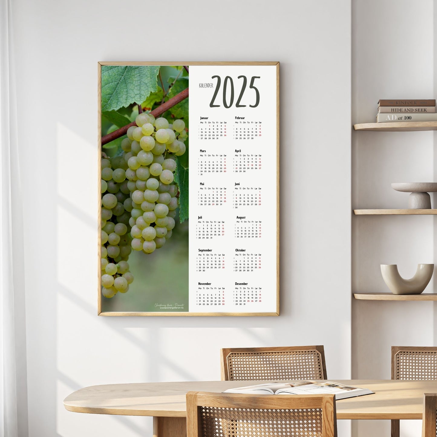 Planlegg året med stil med Kalender 2025! Kalenderen er både funksjonell og dekorativ, og passer perfekt på veggen. Ilustrasjonsfoto viser kalender i lys ramme.