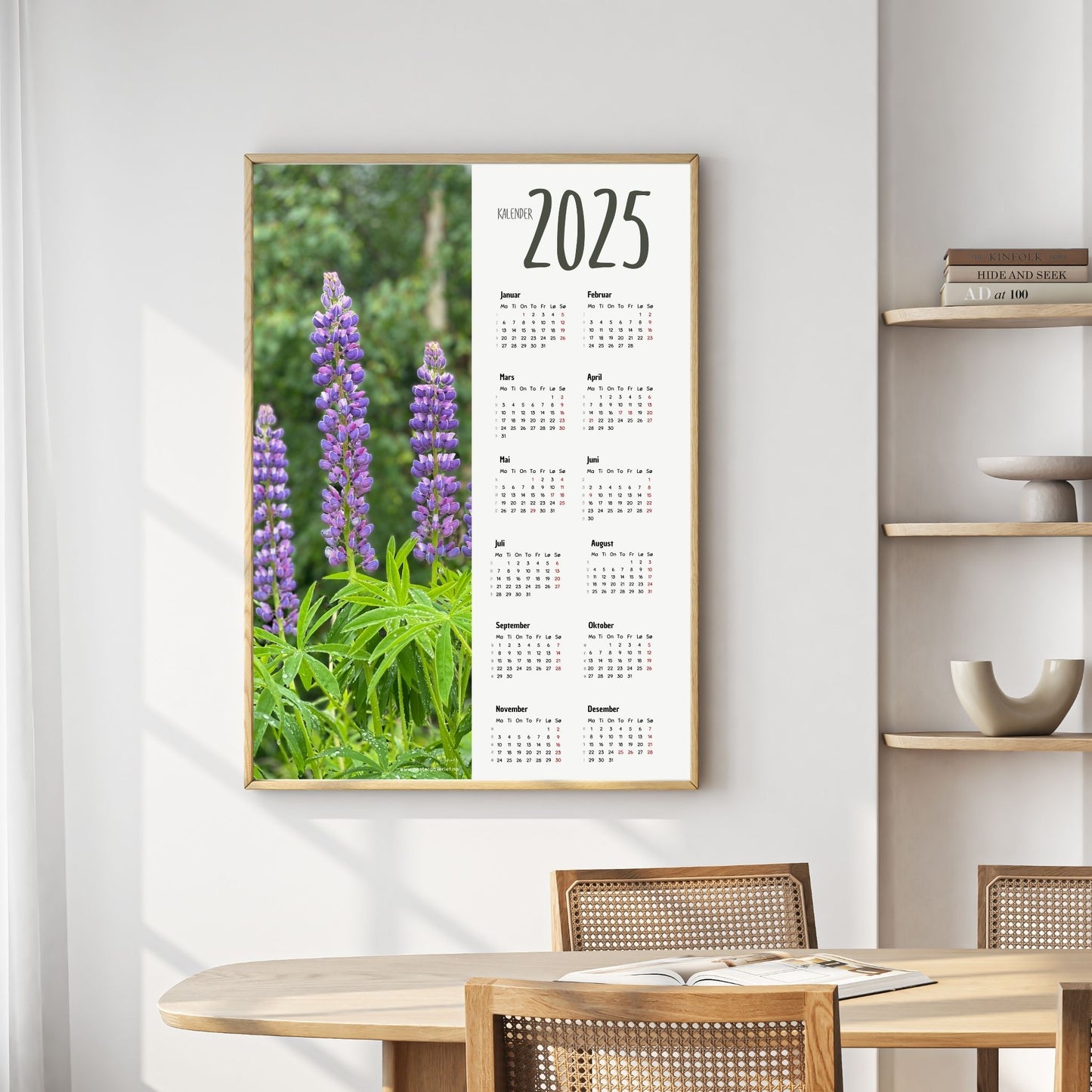 Planlegg året med stil med Kalender 2025! Kalenderen er både funksjonell og dekorativ, og passer perfekt på veggen. Ilustrasjonsfoto viser kalender i lys ramme.