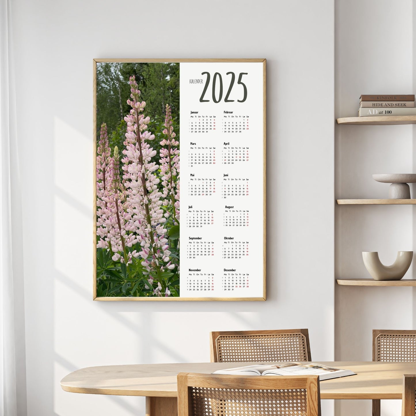 Planlegg året med stil med Kalender 2025! Kalenderen er både funksjonell og dekorativ, og passer perfekt på veggen. Ilustrasjonsfoto viser kalender i lys ramme.