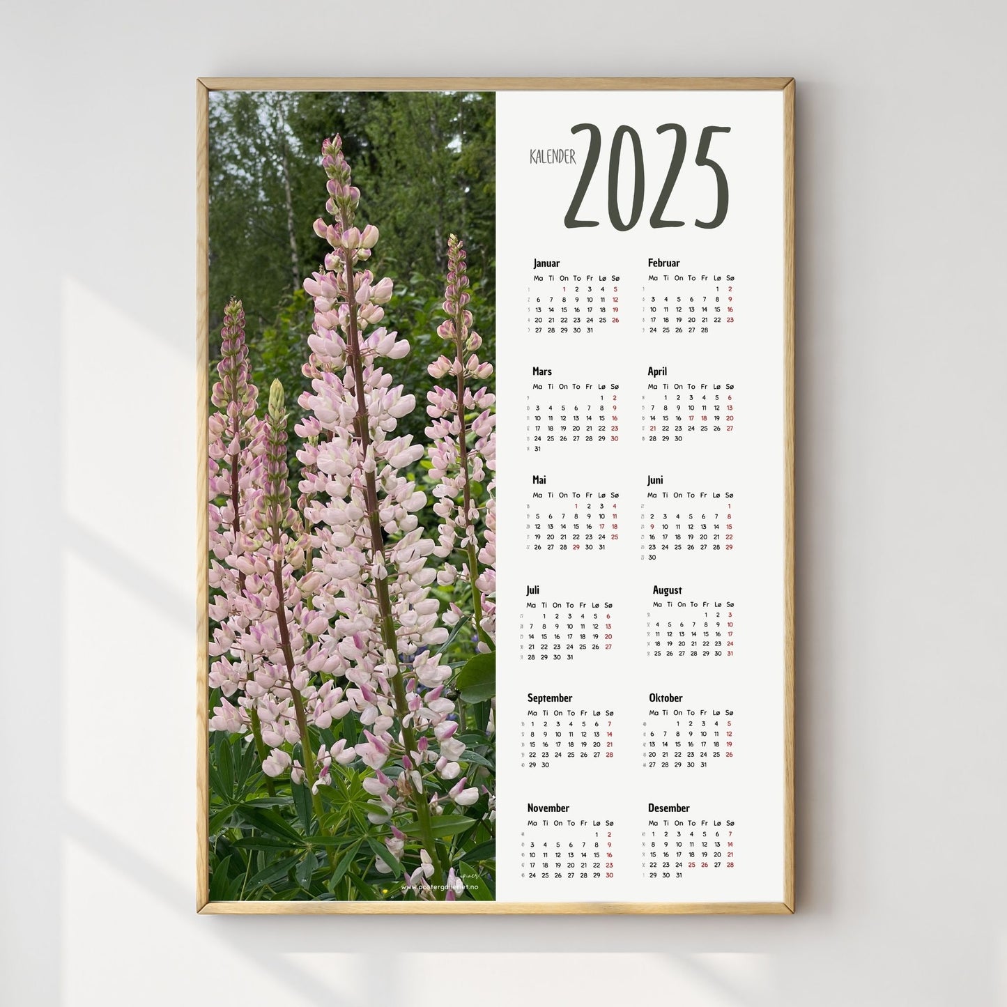 Planlegg året med stil med Kalender 2025! Kalenderen er både funksjonell og dekorativ, og passer perfekt på veggen. Ilustrasjonsfoto viser kalender i lys ramme.