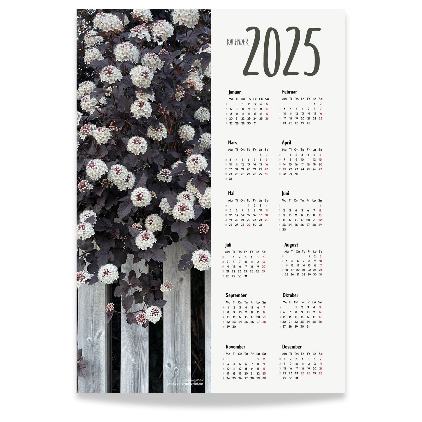 Planlegg året med stil med Kalender 2025! Kalenderen er både funksjonell og dekorativ, og passer perfekt på veggen. 