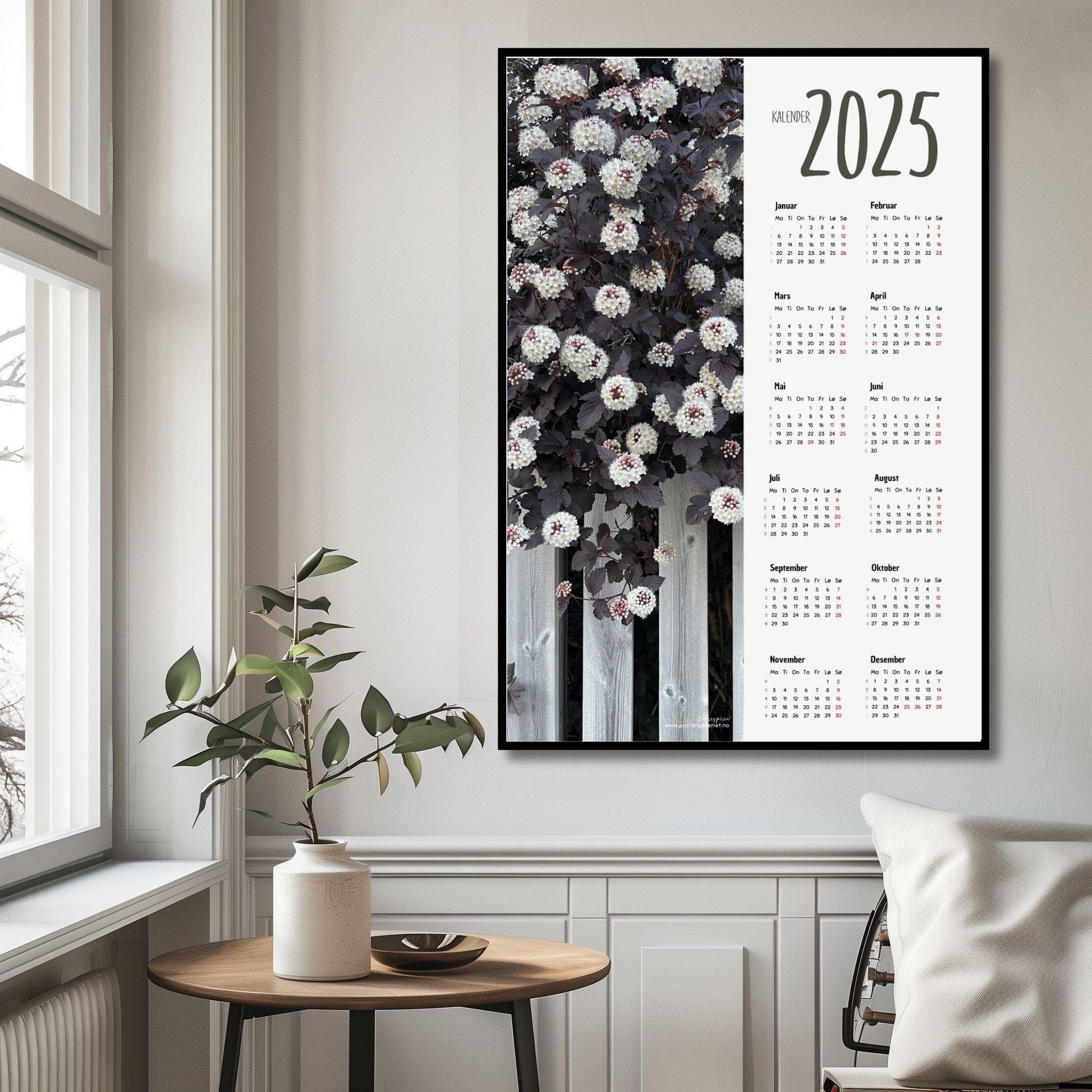 Planlegg året med stil med Kalender 2025! Kalenderen er både funksjonell og dekorativ, og passer perfekt på veggen. Ilustrasjonsfoto viser kalender i sort ramme.