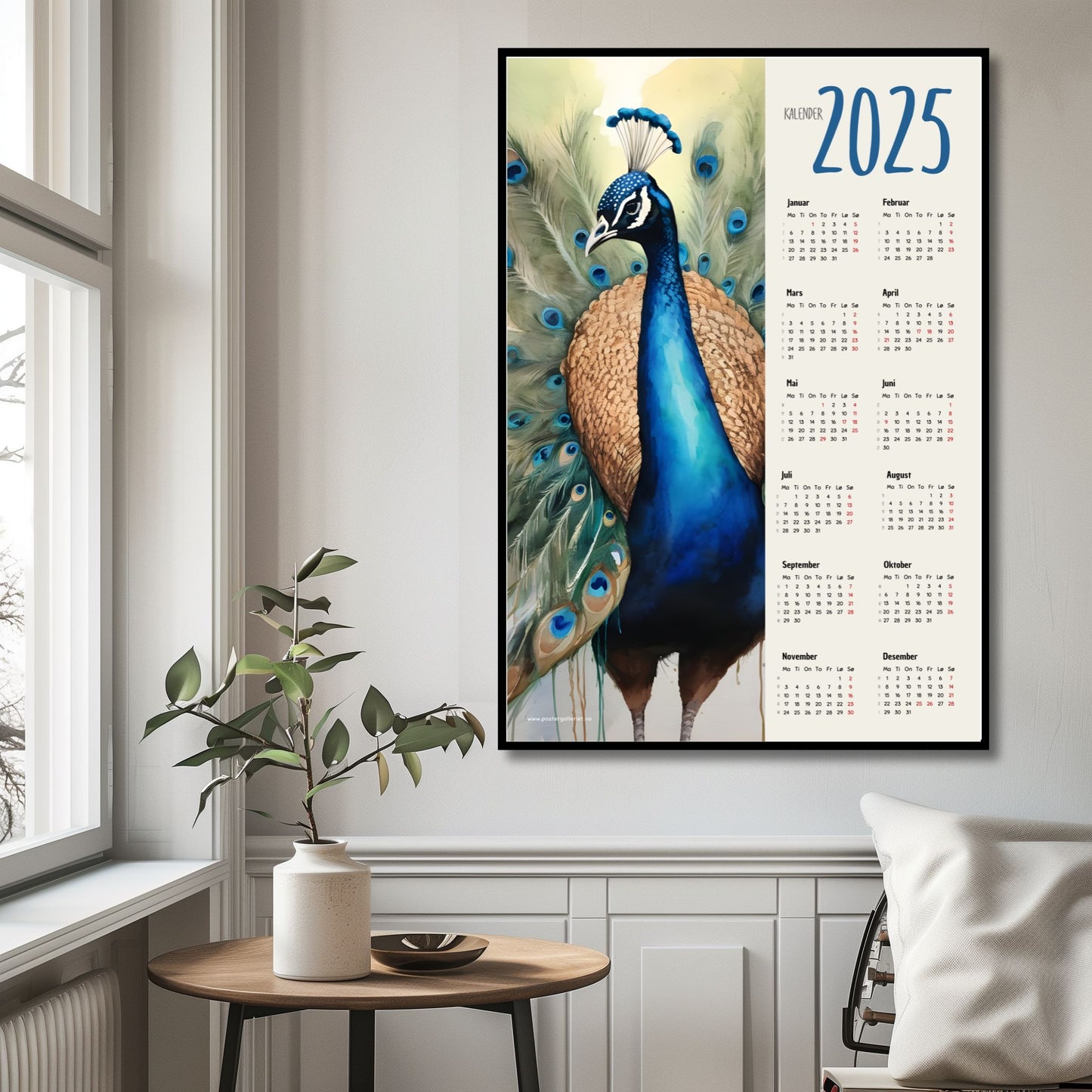 Planlegg året med stil med Kalender 2025! Kalenderen er både funksjonell og dekorativ, og passer perfekt på veggen. Ilustrasjonsfoto viser kalender i sort ramme.