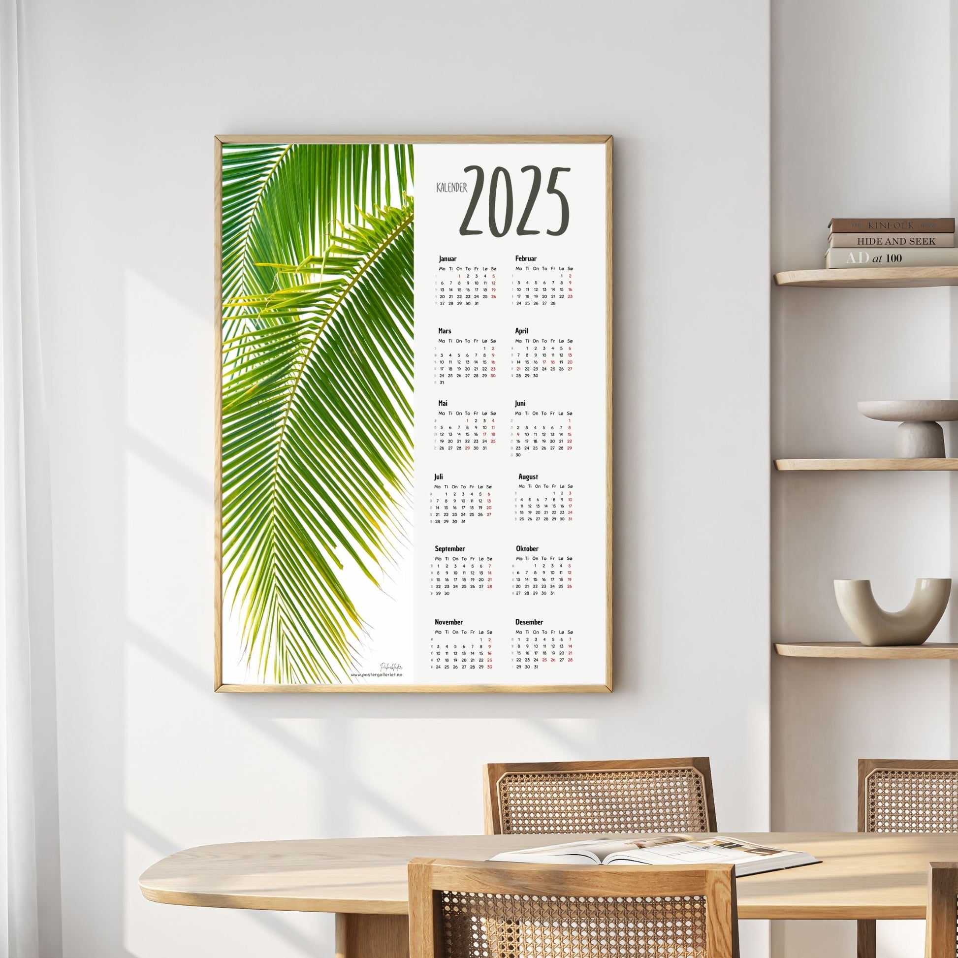 Planlegg året med stil med Kalender 2025! Kalenderen er både funksjonell og dekorativ, og passer perfekt på veggen. Ilustrasjonsfoto viser kalender i lys ramme.