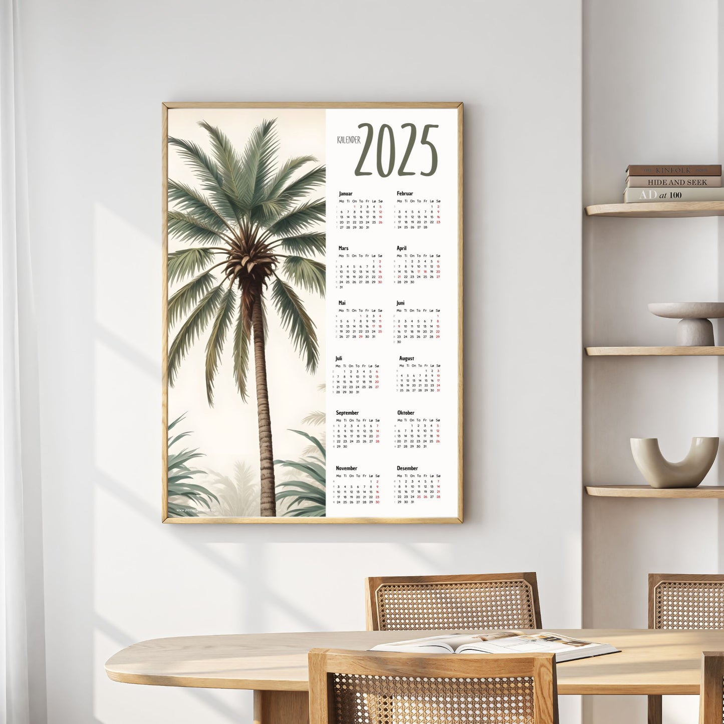 Planlegg året med stil med Kalender 2025! Kalenderen er både funksjonell og dekorativ, og passer perfekt på veggen. Ilustrasjonsfoto viser kalender i lys ramme.