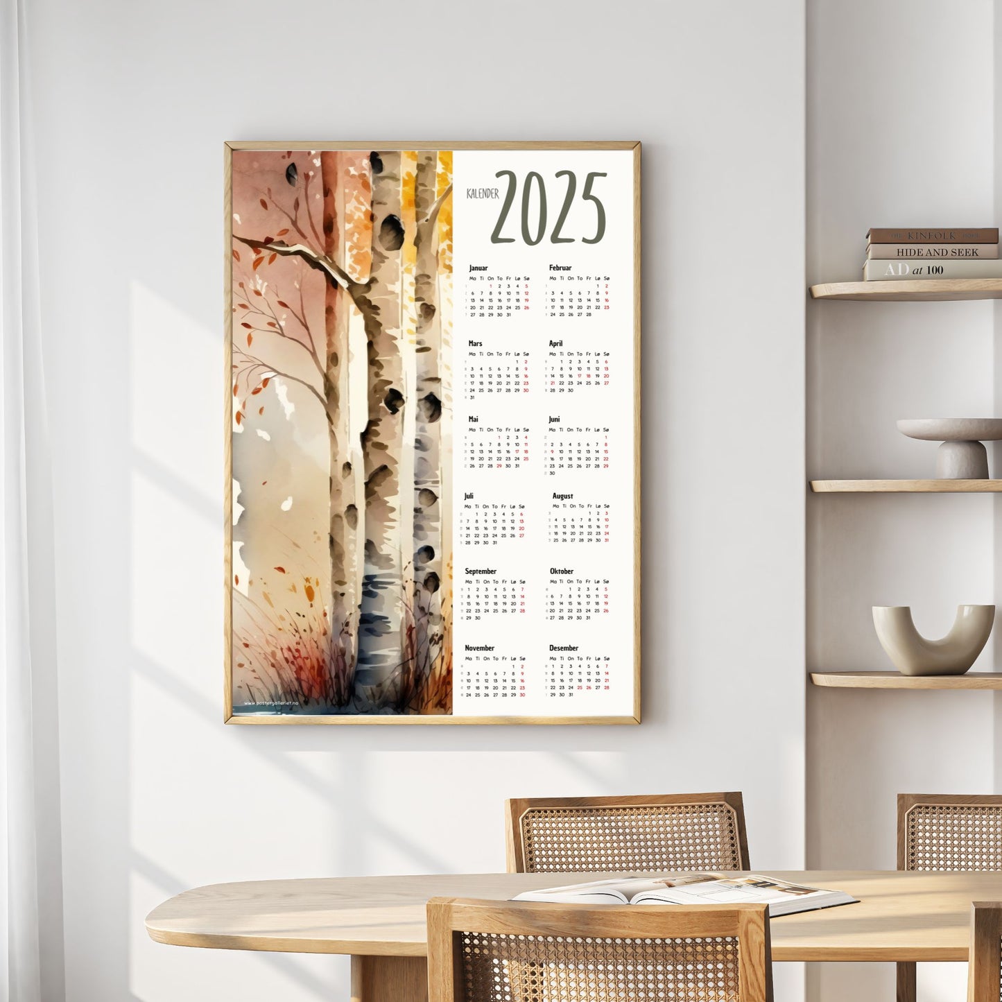 Planlegg året med stil med Kalender 2025! Kalenderen er både funksjonell og dekorativ, og passer perfekt på veggen. Ilustrasjonsfoto viser kalender i lys ramme.