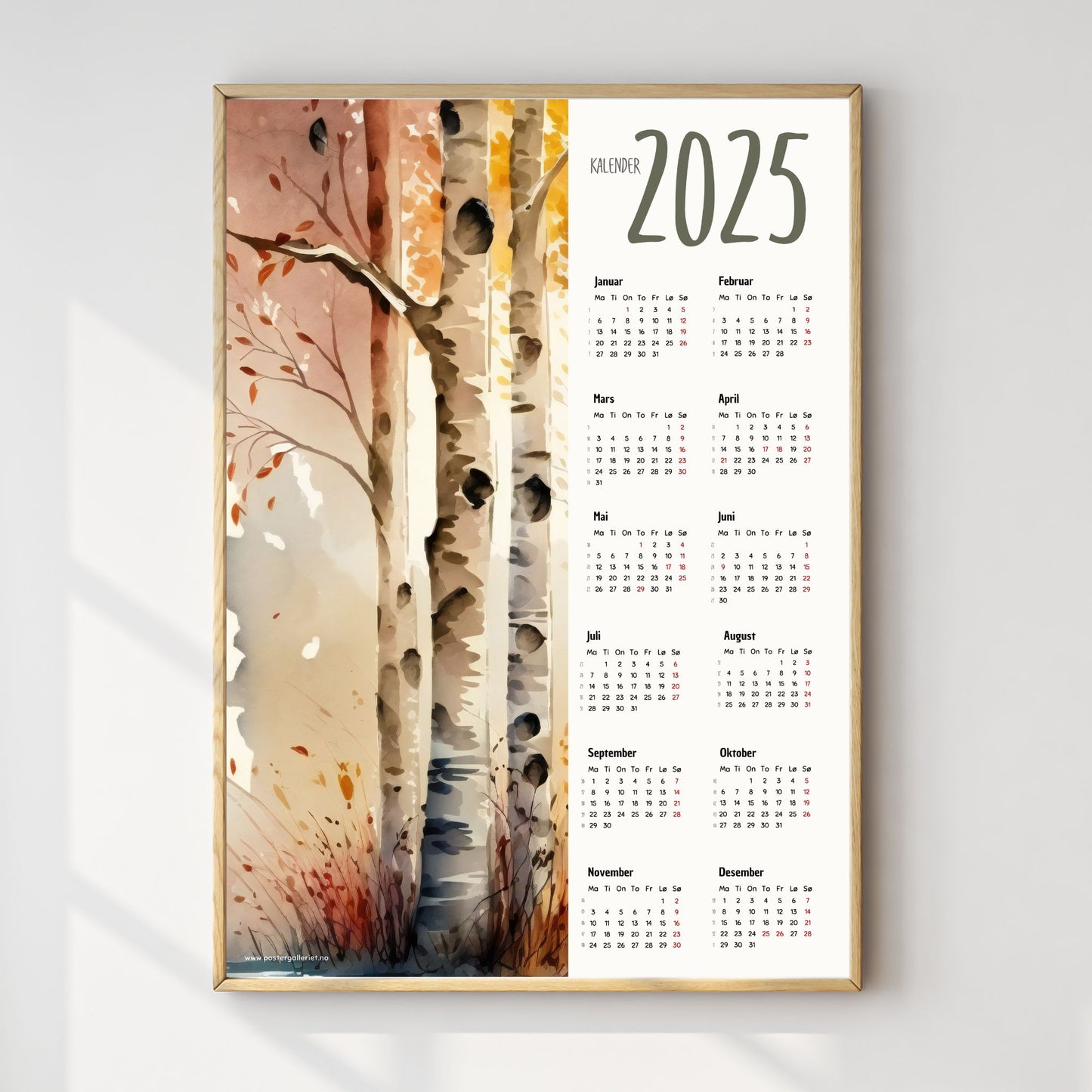 Planlegg året med stil med Kalender 2025! Kalenderen er både funksjonell og dekorativ, og passer perfekt på veggen. Ilustrasjonsfoto viser kalender i lys ramme.