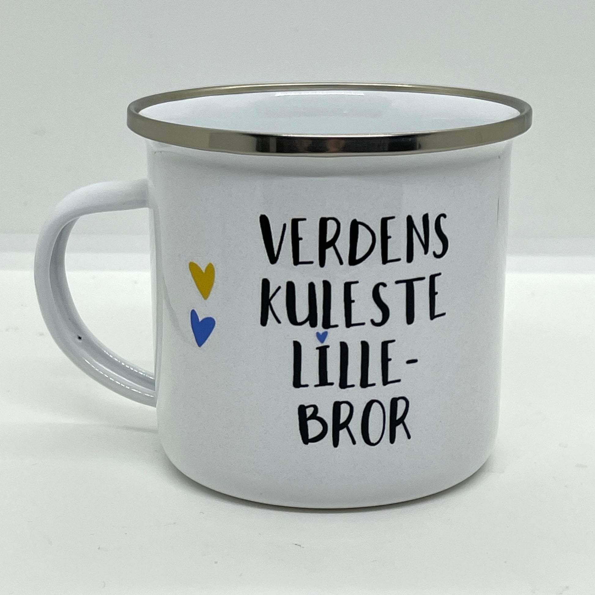 Dette lette og robuste emaljekruset er en hyllest til broren din! Med et søtt design som kombinerer en leken illustrasjon og teksten&nbsp;"Verdens Kuleste Lillebror", er dette kruset både funksjonelt og personlig. 