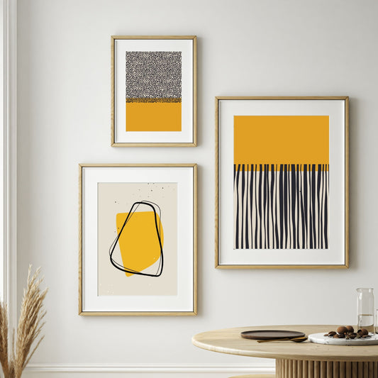 Grafisk abstrakte kunstplakat kombinerer elegant svart og gult på en subtil beige bakgrunn. Illustrasjonsfoto viser serien "Minimal Abstract Art Collection - Yellow" som plakat i treramme.