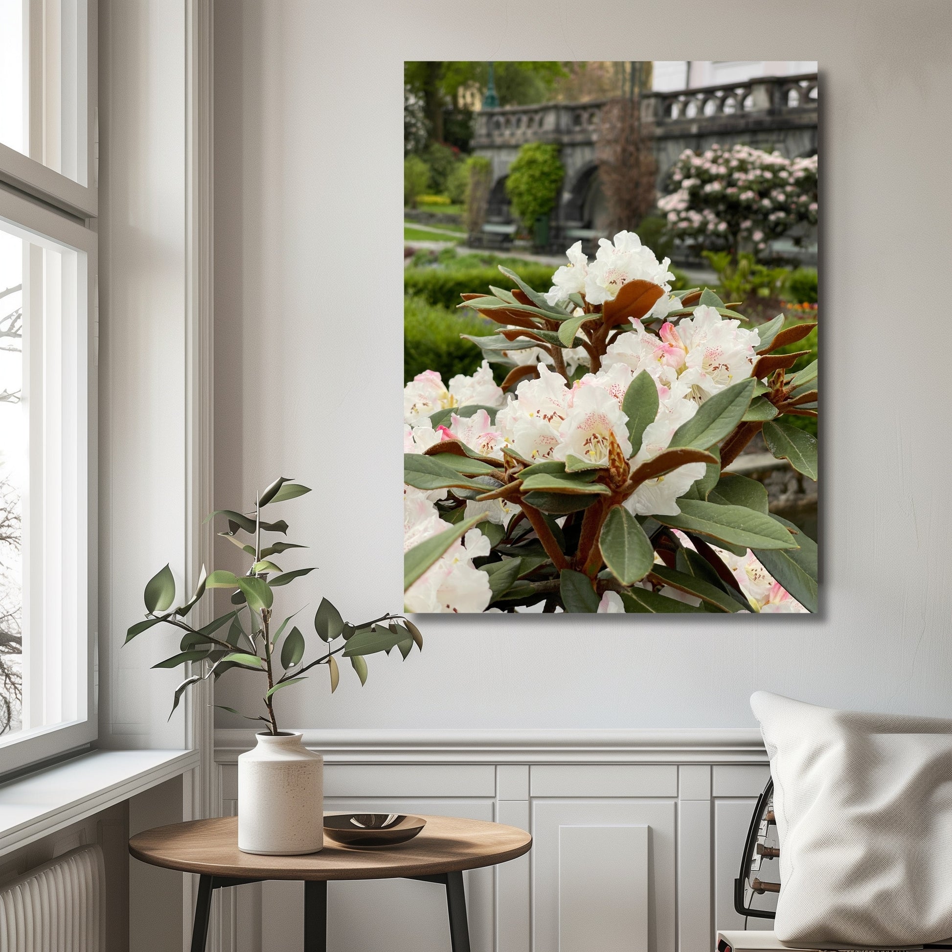 Denne vakre plakaten eller lerretet fanger essensen av naturens skjønnhet med Rhododendronens fantastiske blomsterprakt. Illustrasjonsfoto viser motivet på lerret.