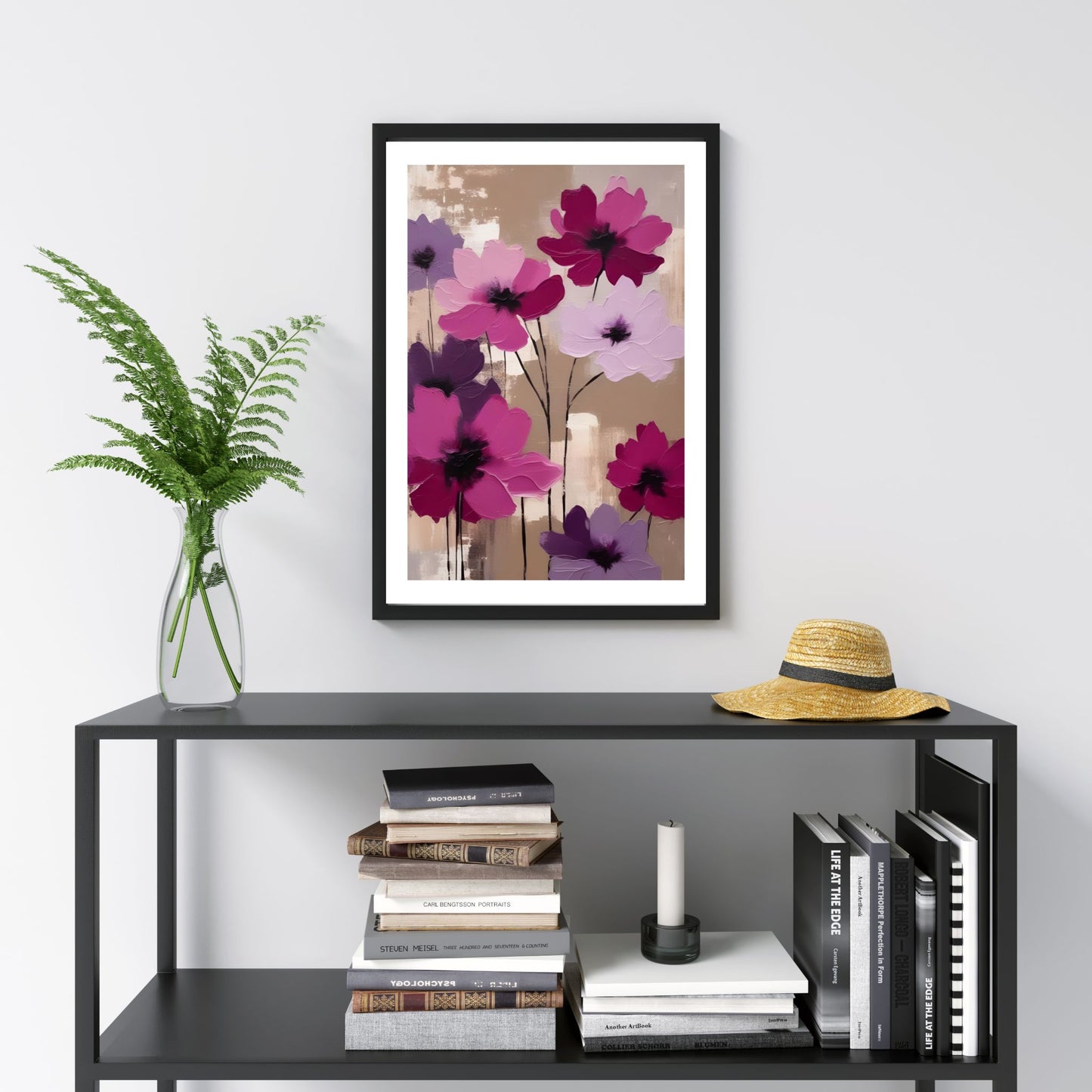 Bring elegansen av en blomstrende bukett inn i hjemmet ditt med vårt grafiske oljemaleri, "Purple Flowers". Illustrasjonsfoto viser motivet som plakat med hvit kant, i svart ramme.