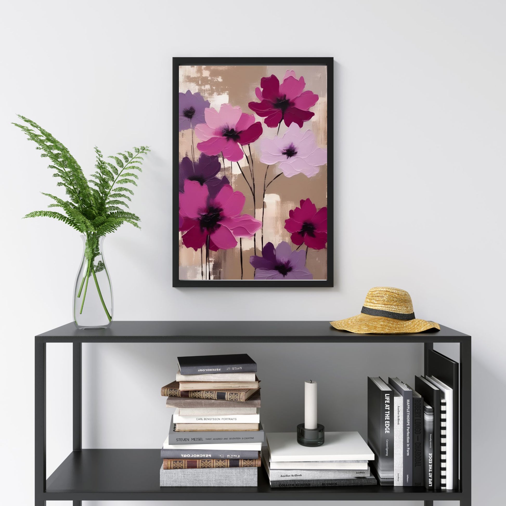 Bring elegansen av en blomstrende bukett inn i hjemmet ditt med vårt grafiske oljemaleri, "Purple Flowers". Illustrasjonsfoto viser motivet som plakat i svart ramme.