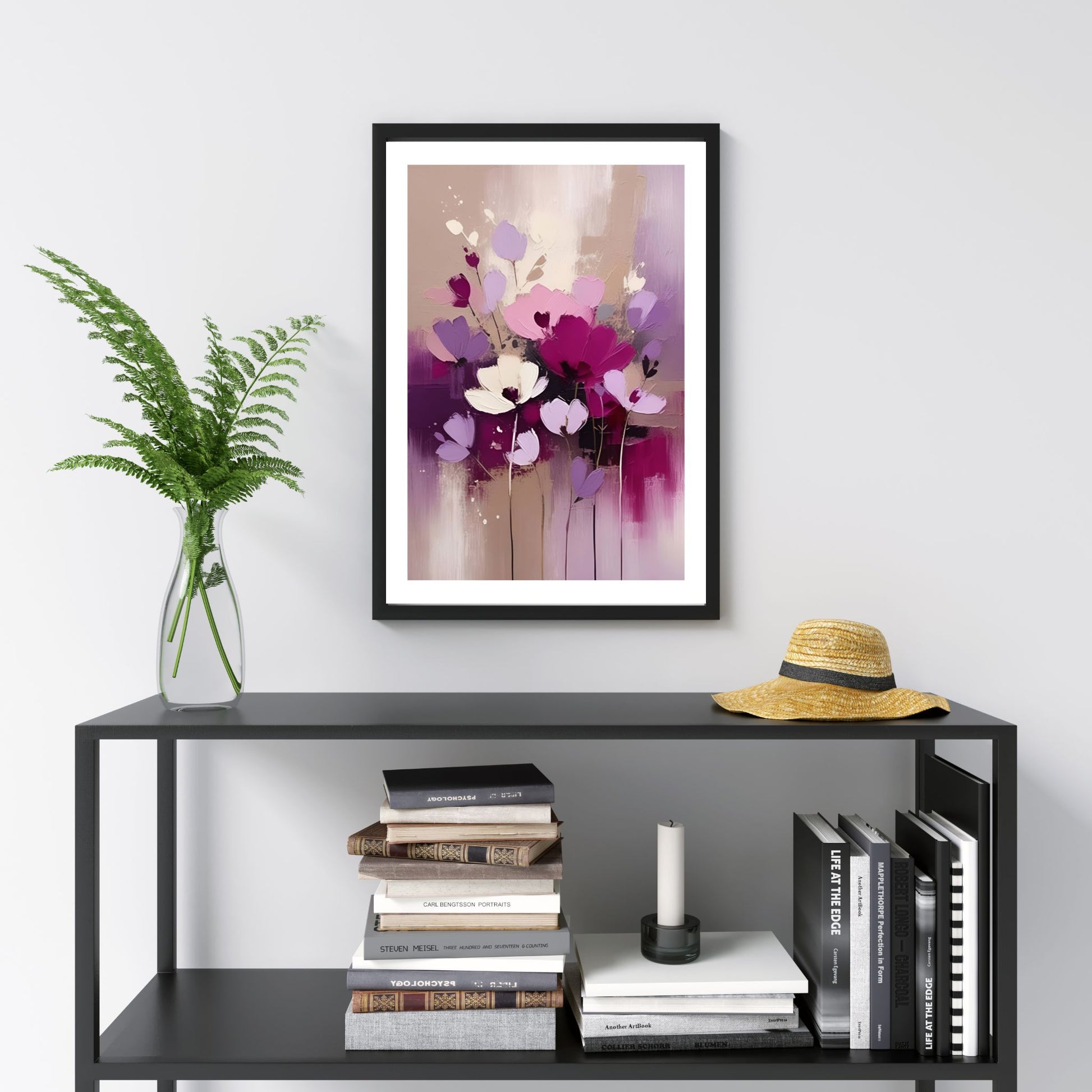 Bring elegansen av en blomstrende bukett inn i hjemmet ditt med vårt grafiske oljemaleri, "Purple Flowers". Illustrasjonsfoto viser motivet som plakat med hvit kant, i svart ramme.