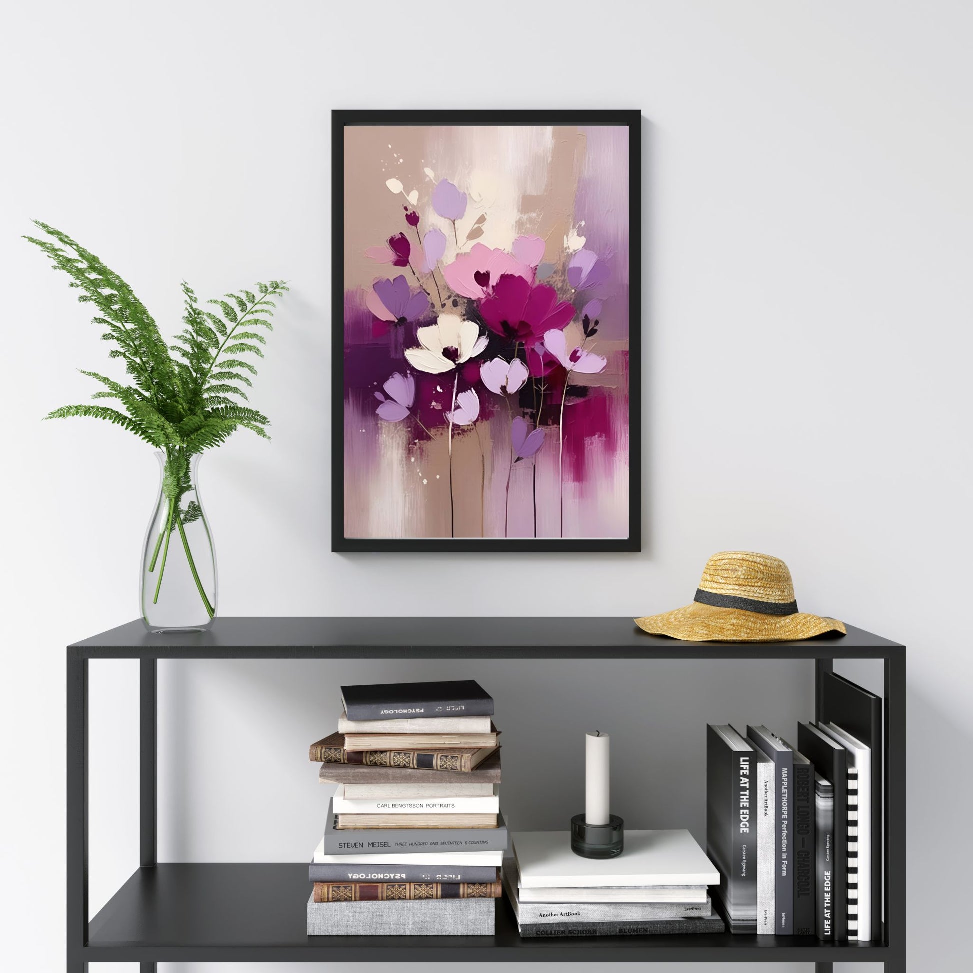 Bring elegansen av en blomstrende bukett inn i hjemmet ditt med vårt grafiske oljemaleri, "Purple Flowers". Illustrasjonsfoto viser motivet som plakat i svart ramme.