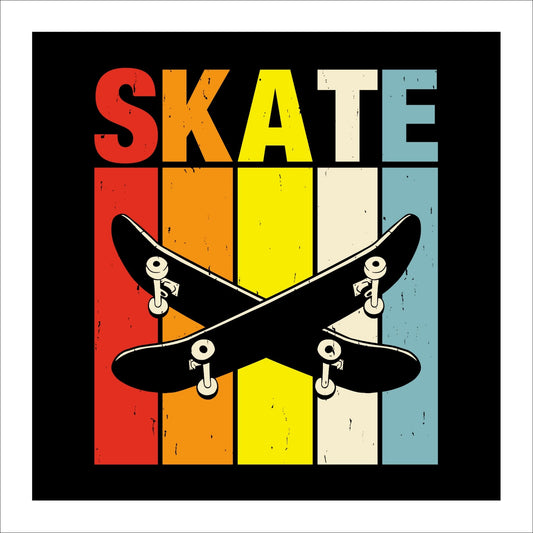 Denne grafiske illustrasjonen fanger essensen av skatekultur med sin kraftfulle design. Plakaten viser to svarte skateboard mot en stilfull bakgrunn dekorert med teksten "Skate" og striper i rødt, oransje, gult, hvitt og lyseblått. 