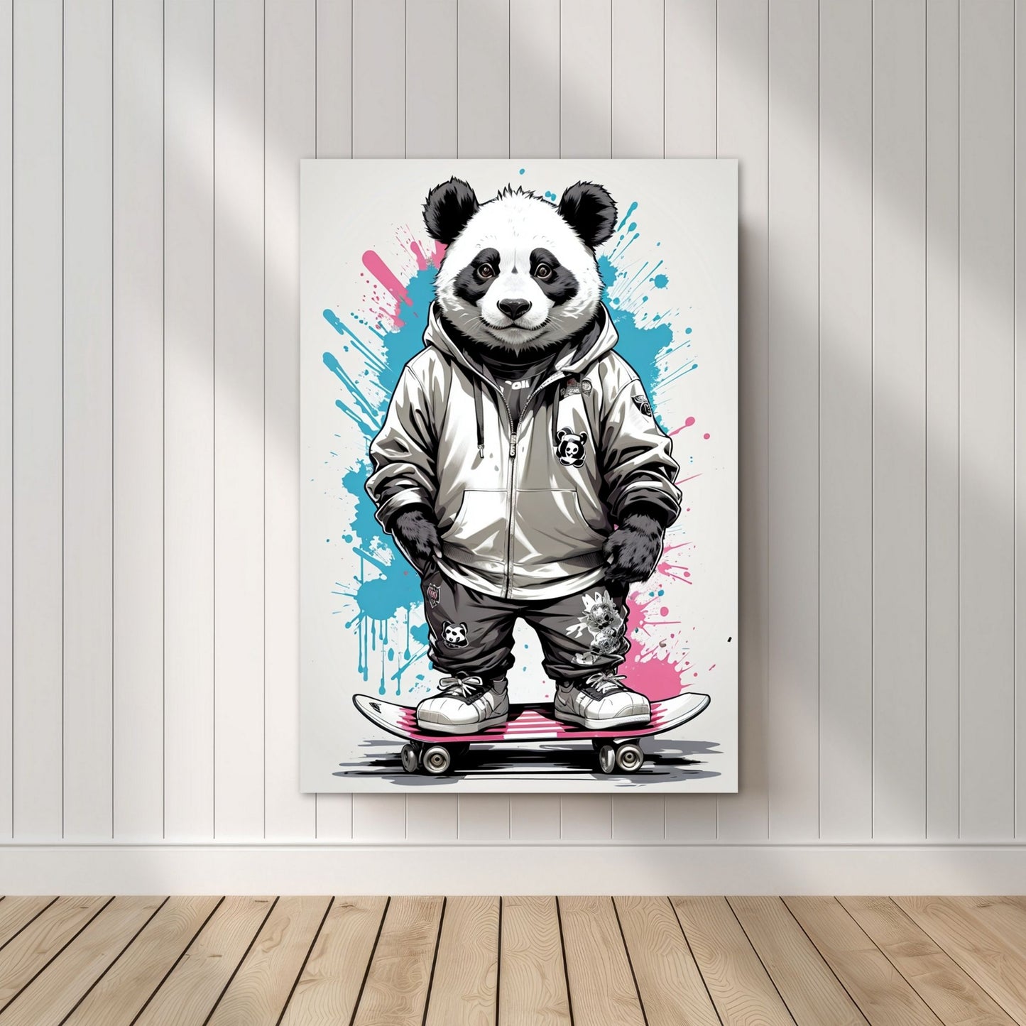 Denne unike plakaten eller lerretet viser en panda som står på skateboard, ikledd hettejakke, cool bukse og sneakers. Motivet har en fargerik splash i turkis og rosa på grå bakgrunn. Illustrasjonsfoto viser motivet på lerret.