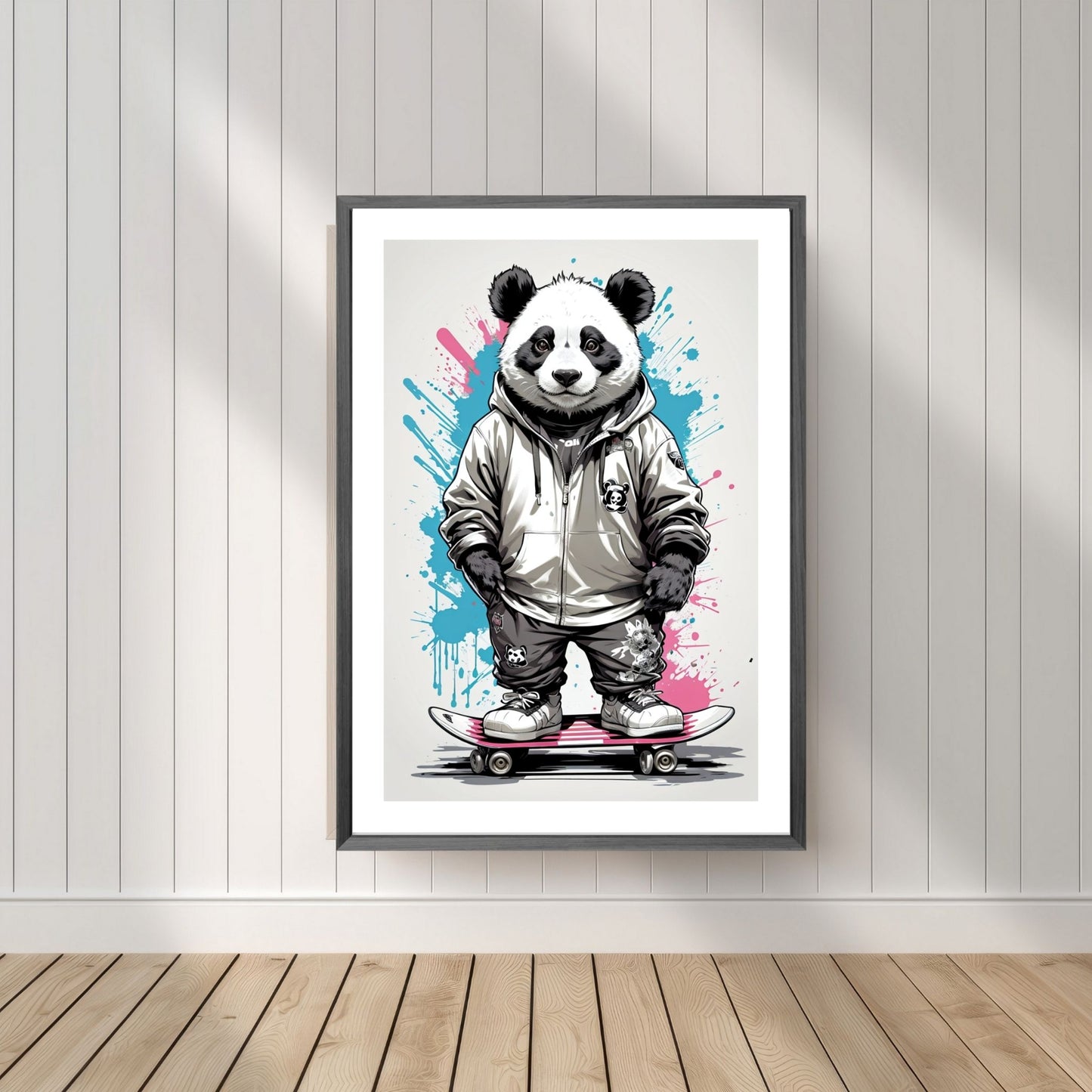 Denne unike plakaten eller lerretet viser en panda som står på skateboard, ikledd hettejakke, cool bukse og sneakers. Motivet har en fargerik splash i turkis og rosa på grå bakgrunn. Illustrasjonsfoto viser motivet som plakat i mørk ramme.