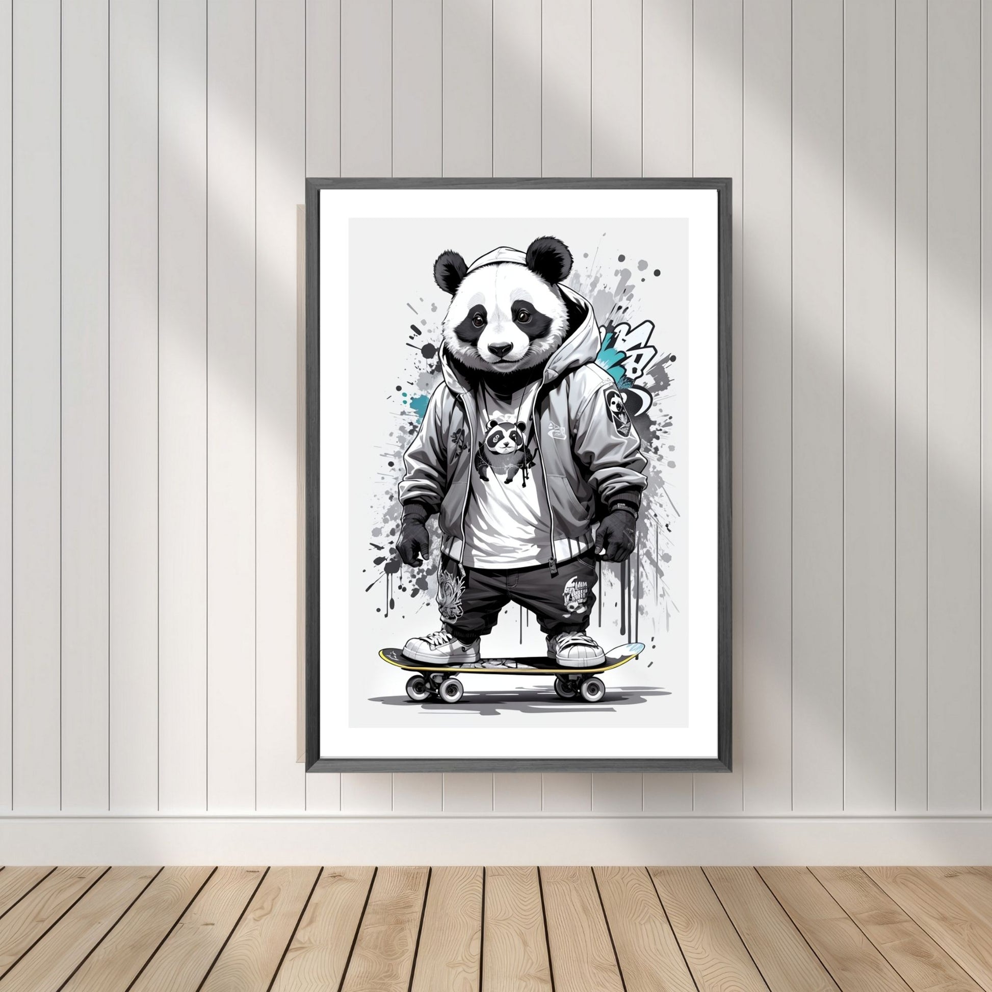 Denne unike plakaten eller lerretet viser en panda som står på skateboard, ikledd hettejakke, cool bukse og sneakers. Motivet har en fargerik splash i turkis og grått på lys grå bakgrunn. Illustrasjonsfoto viser motivet som plakat i mørk ramme.