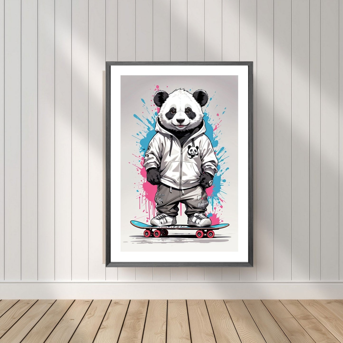 Denne unike plakaten eller lerretet viser en panda som står på skateboard, ikledd hettejakke, cool bukse og sneakers. Motivet har en fargerik splash i turkis og rosa på grå bakgrunn. Illustrasjonsfoto viser motivet som plakat i mørk ramme.