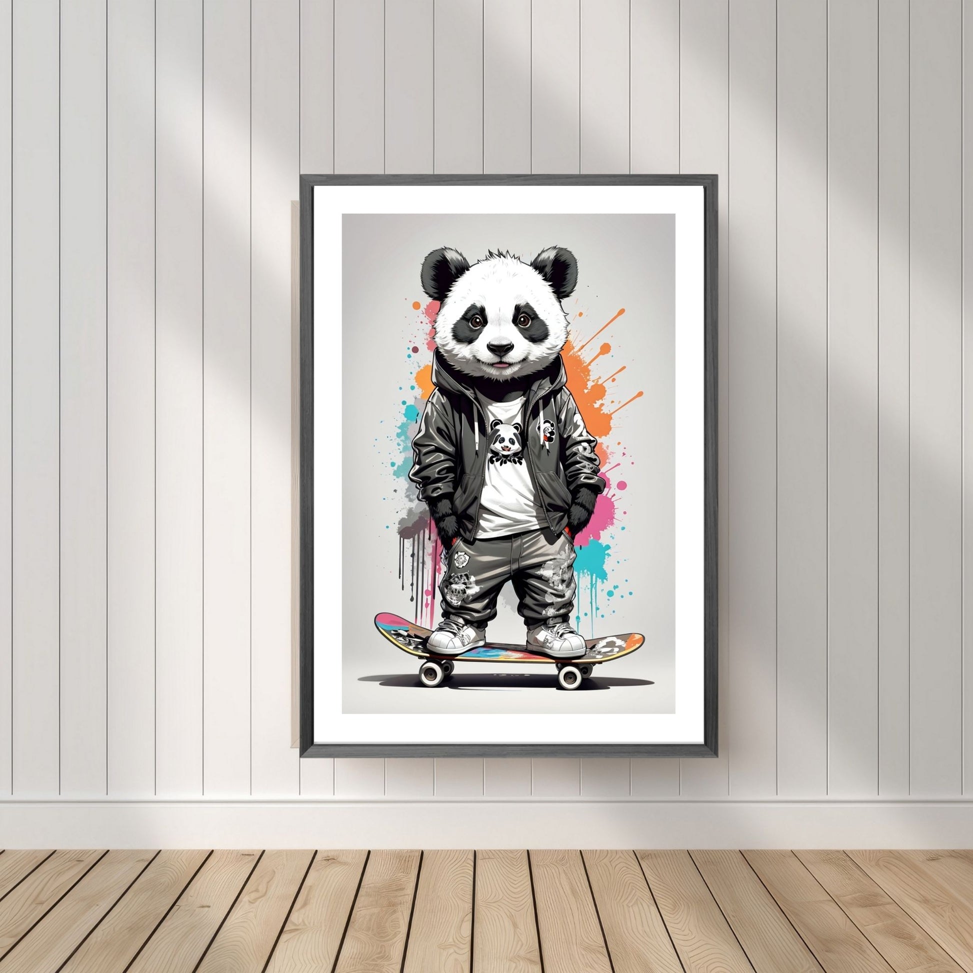 Denne unike plakaten eller lerretet viser en panda som står på skateboard, ikledd hettejakke, cool bukse og sneakers. Motivet har en fargerik splash på grå bakgrunn. Illustrasjonsfoto viser motivet som plakat i mørk ramme.