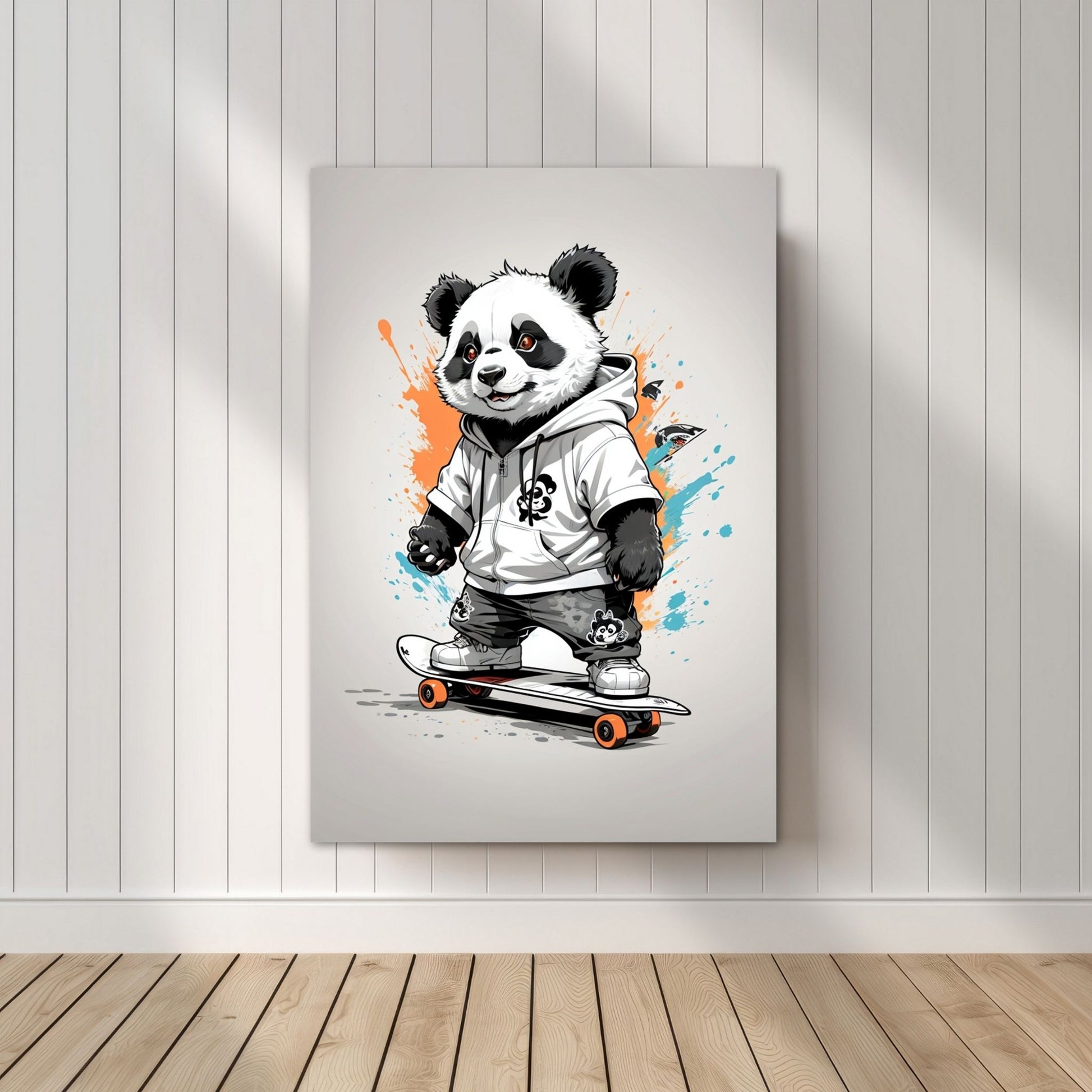 Denne unike plakaten eller lerretet viser en panda som står på skateboard, ikledd hettejakke, cool bukse og sneakers. Motivet har en fargerik splash på grå bakgrunn. Illustrasjonsfoto viser motivet på lerret.