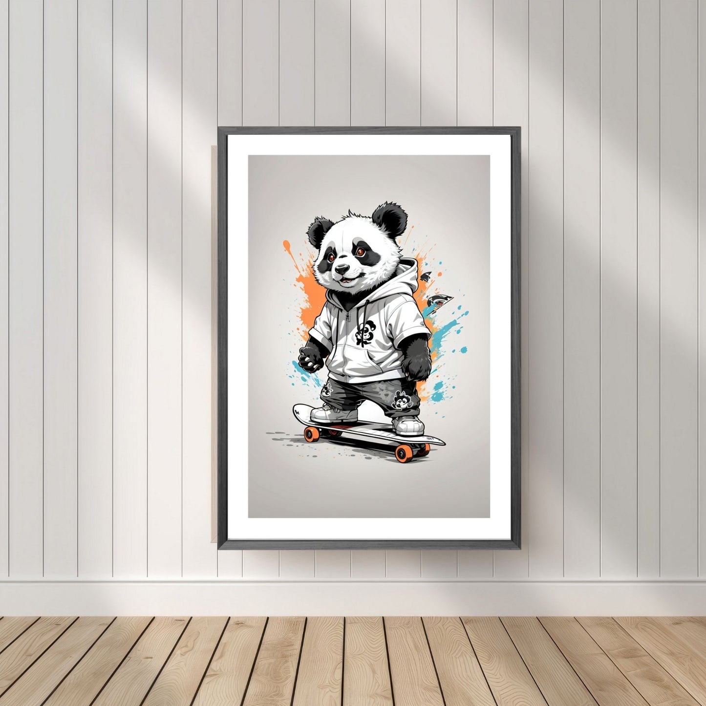 Denne unike plakaten eller lerretet viser en panda som står på skateboard, ikledd hettejakke, cool bukse og sneakers. Motivet har en fargerik splash på grå bakgrunn. Illustrasjonsfoto viser motivet som plakat i mørk ramme.