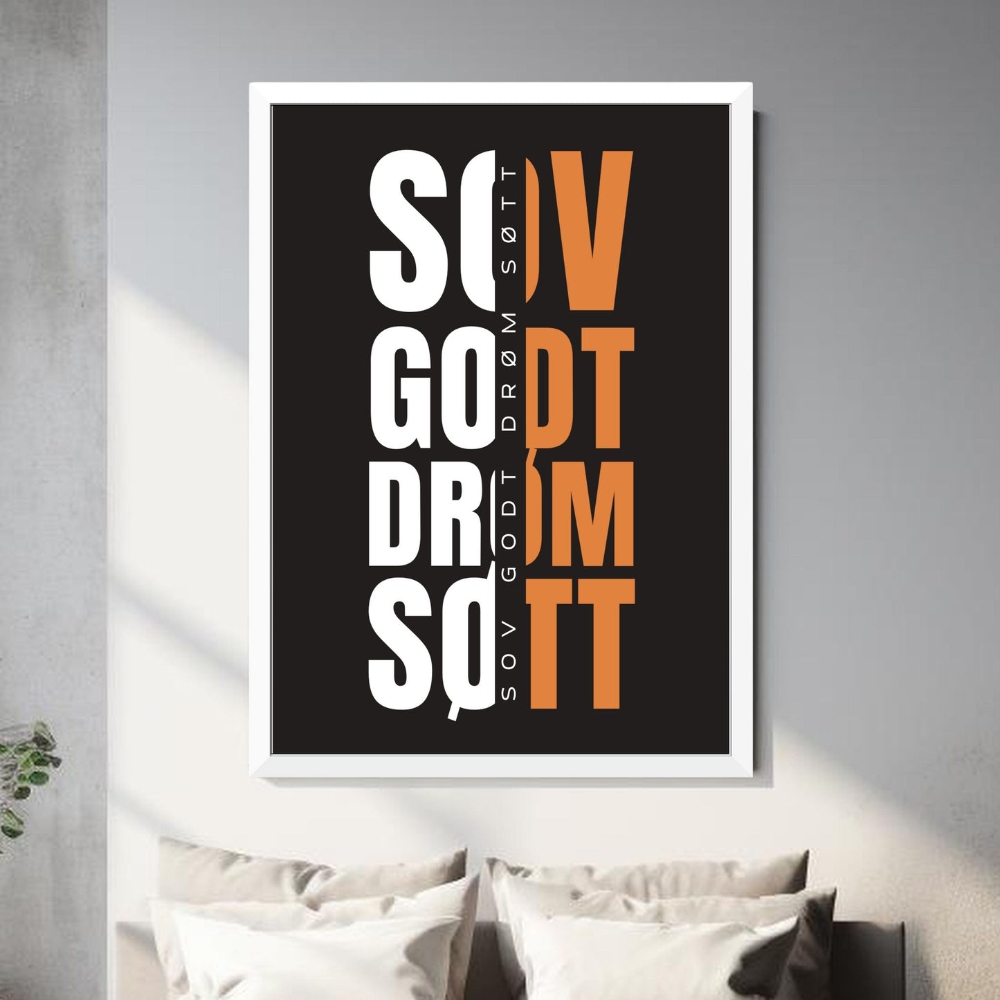 "Sov godt drøm søtt" - tekstplakat med hvit og oransje tekst, og sort bakgrunn. Illustrasjon viser plakat i hvit ramme.