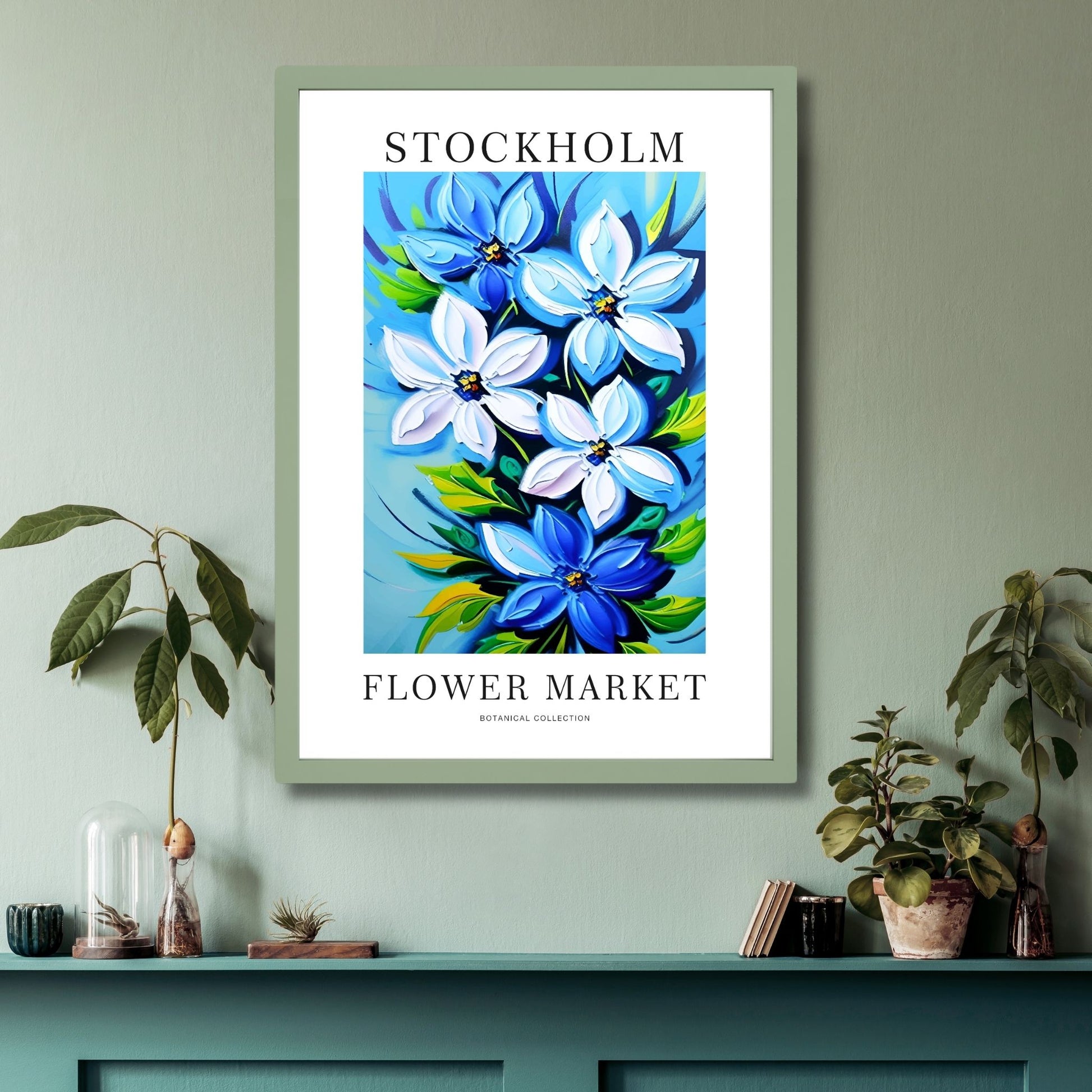 Denne elegante plakaten fremhever en kunstnerisk tolkning av blå og hvite blomster mot en beroligende blå bakgrunn, inspirert av Stockholms naturlige skjønnhet. Illustrasjon viser plakat i grønn ramme.