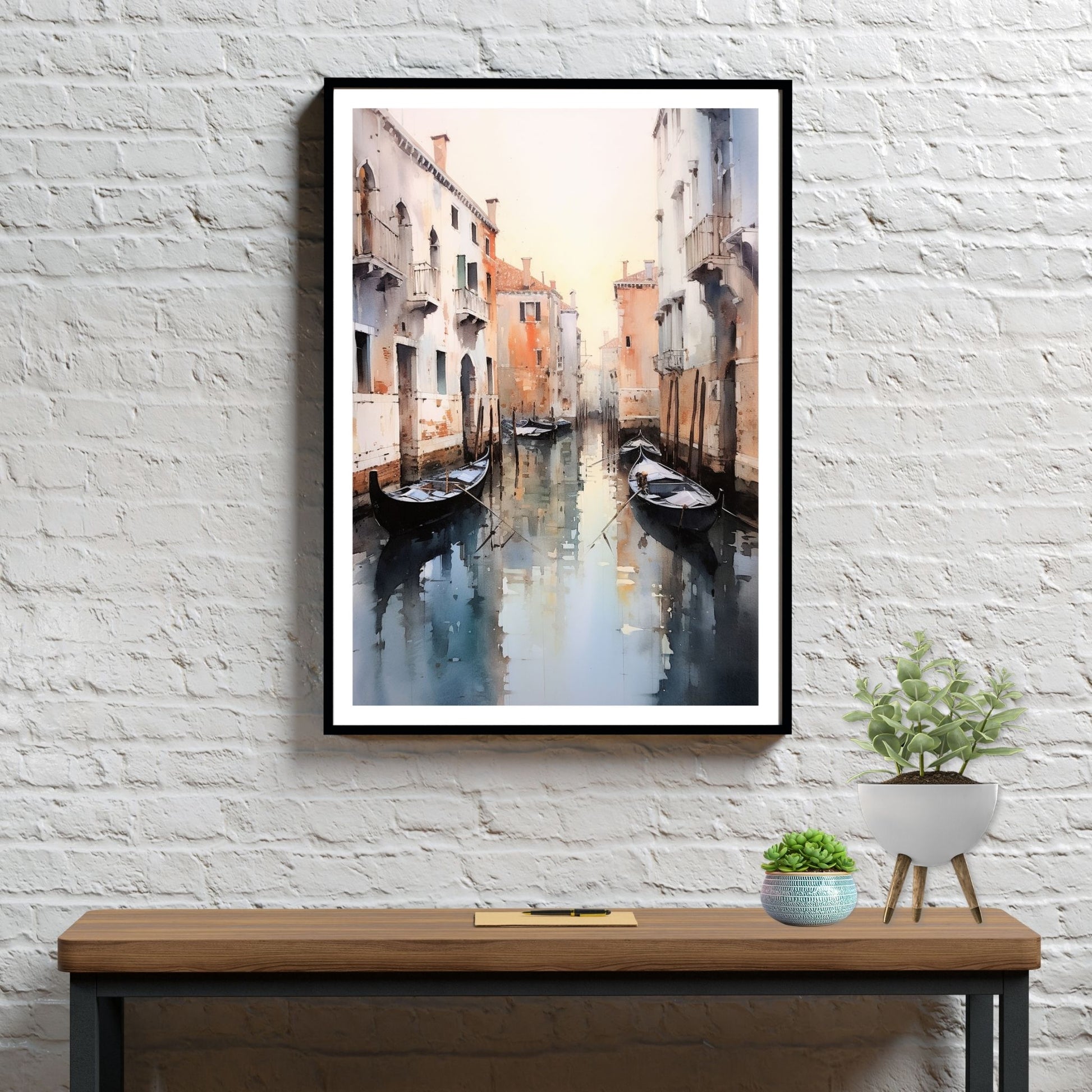 Grafisk maleri av Venezia. Dykk inn i det pulserende hjertet av Italia mens du tar inn synet av gondoler som ligger på kanalene og de fargerike bygningene som speiler seg i det stille vannet. Illustrasjon av motivet som plakat i sort ramme.