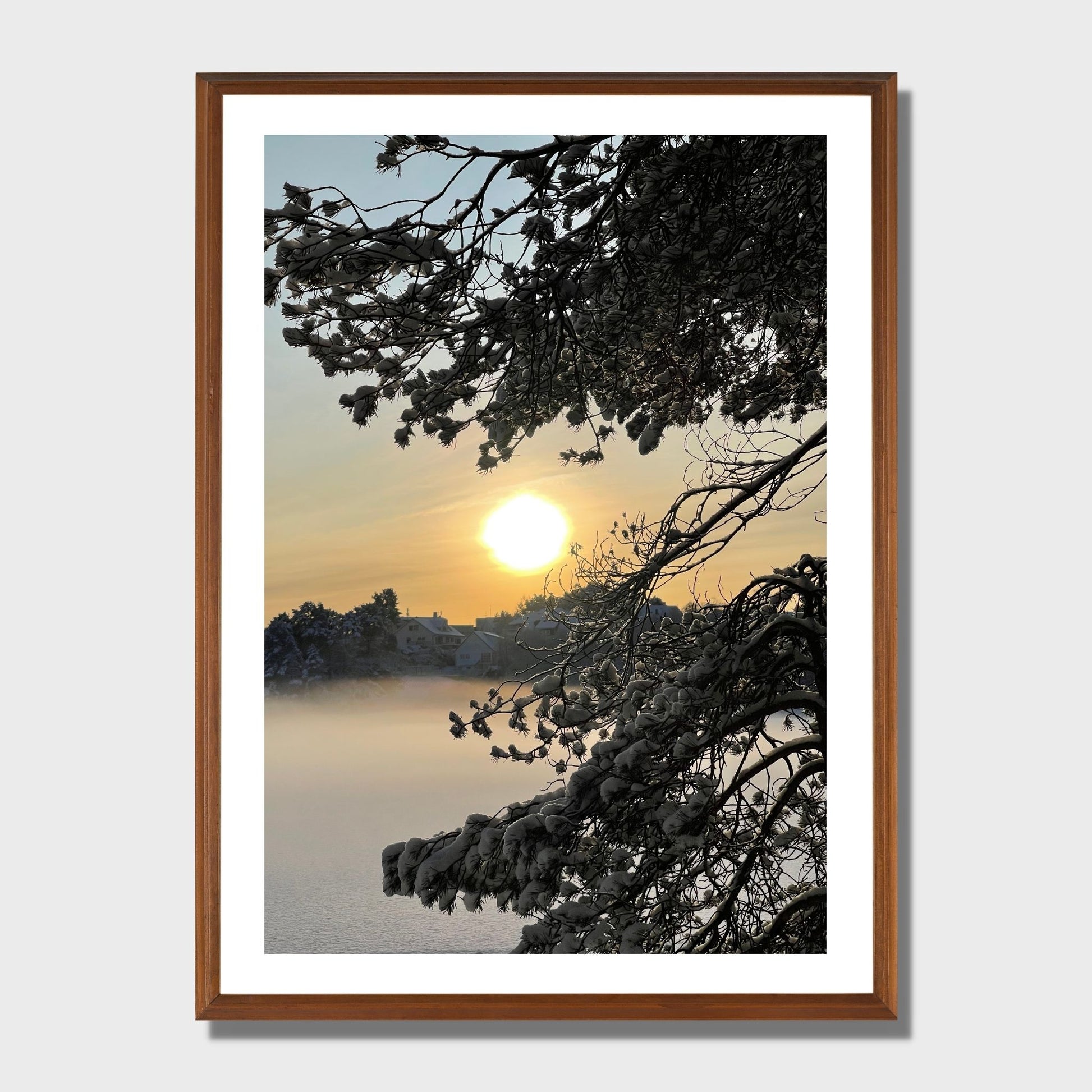 Magisk vinterdag ved Skranevatnet med frostrøyk i lav desembersol. Illustrasjon viser plakat i eikeramme.